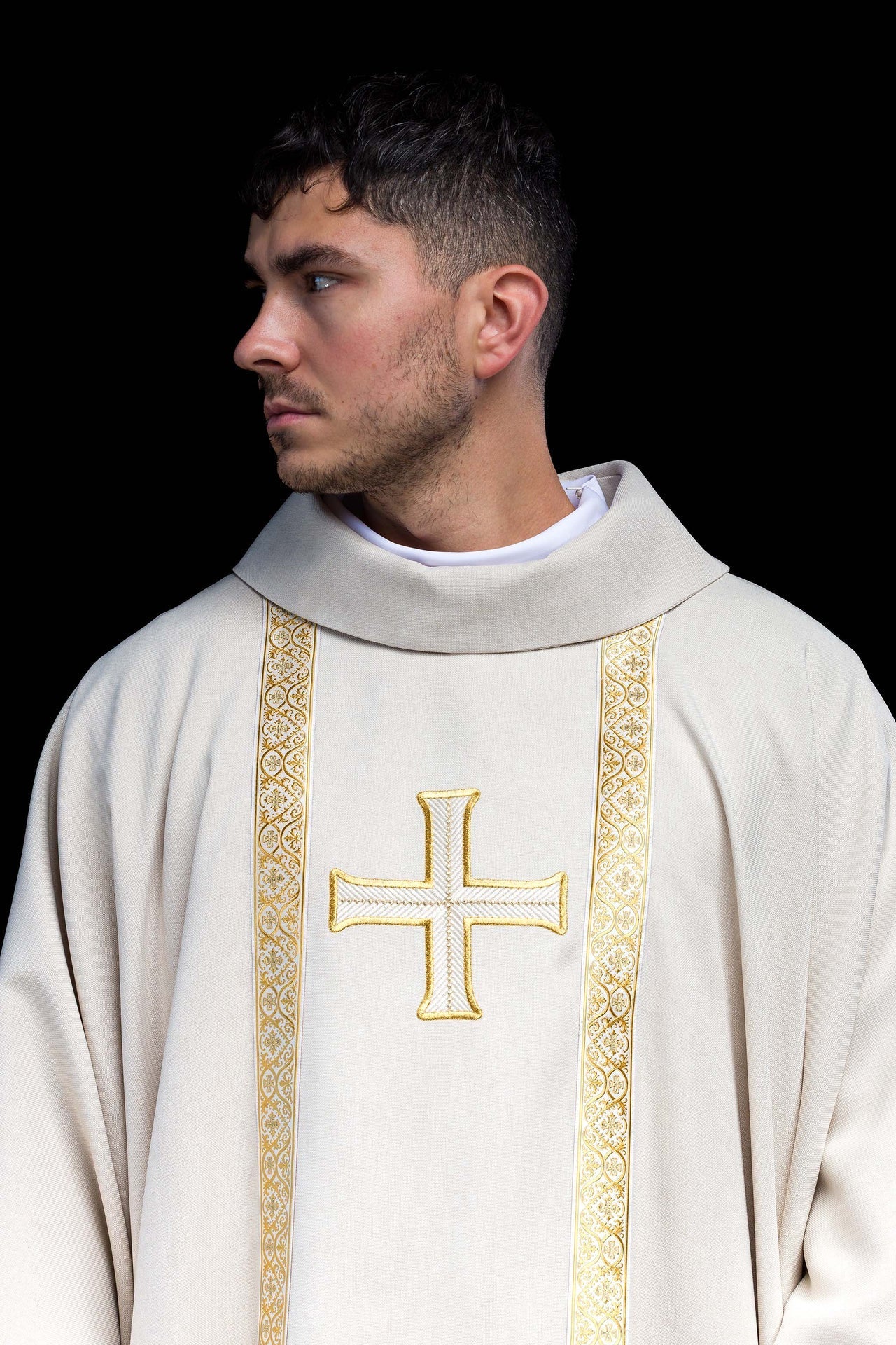 Ecrufarbenes liturgisches Messgewand mit gesticktem Kreuz und Jacquardbändern - MESSGEWANDER.DE