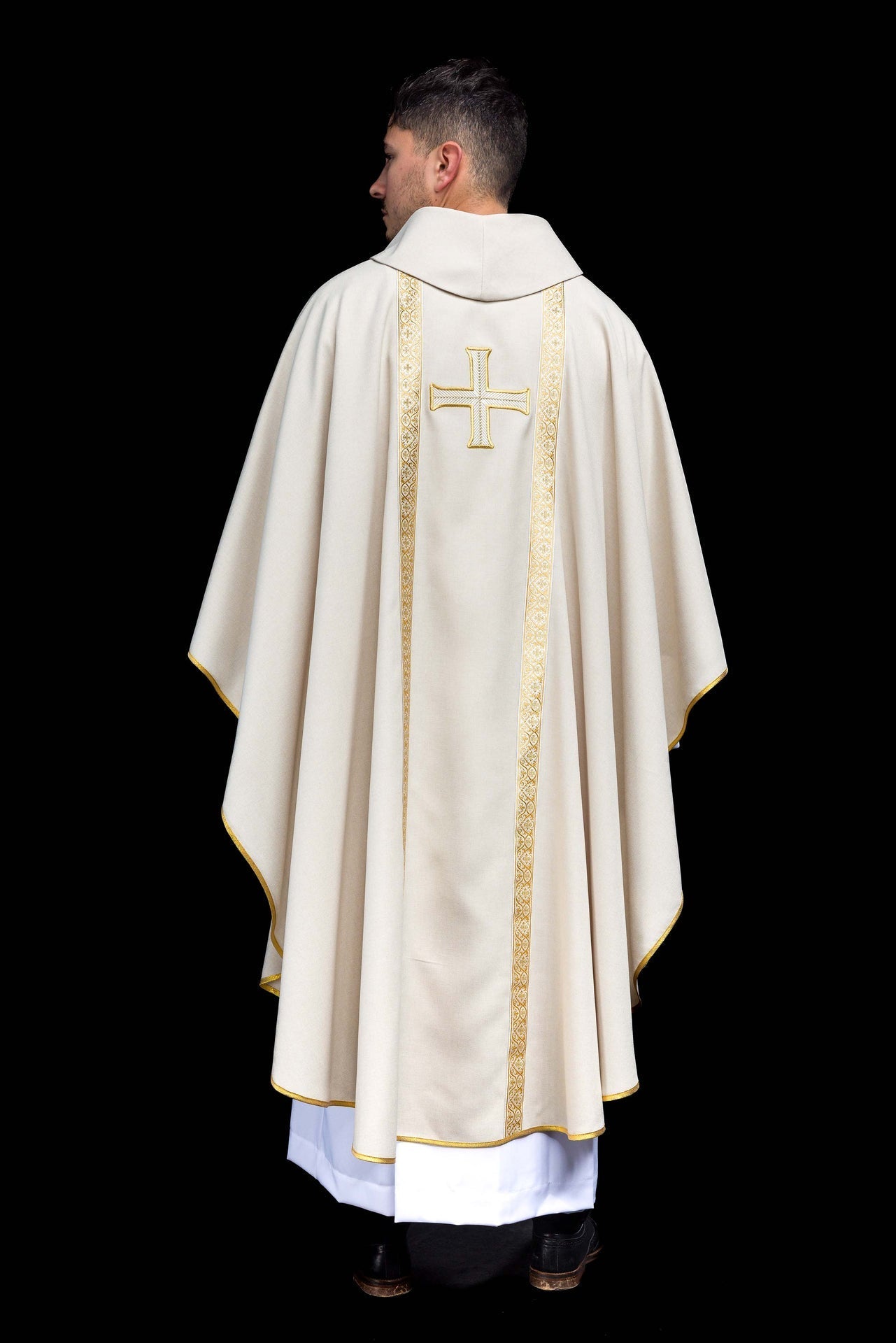 Ecrufarbenes liturgisches Messgewand mit gesticktem Kreuz und Jacquardbändern - MESSGEWANDER.DE