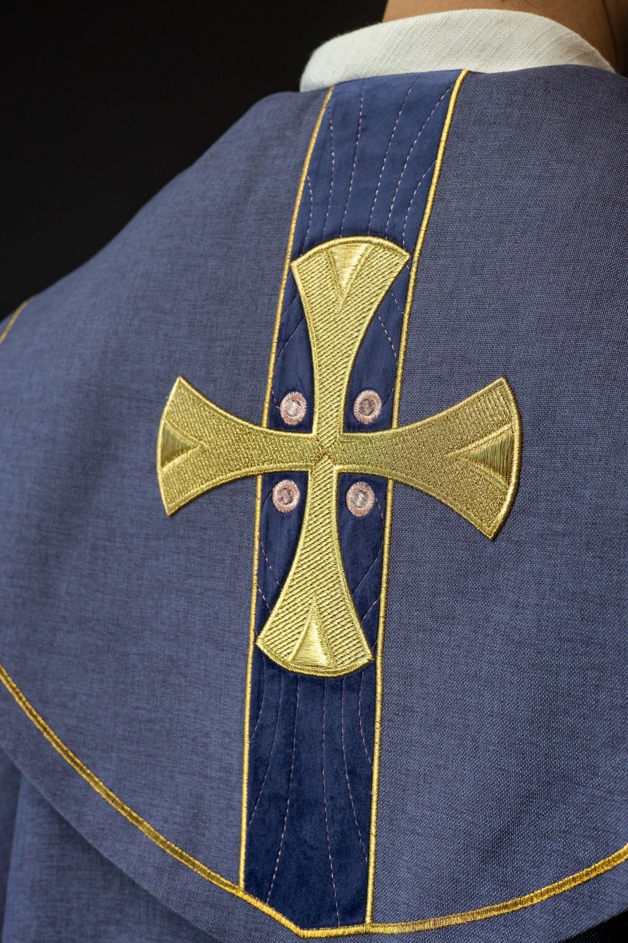 Eine Kasel mit gestickten goldenen Kreuzen aus violettem Samt - MESSGEWANDER.DE
