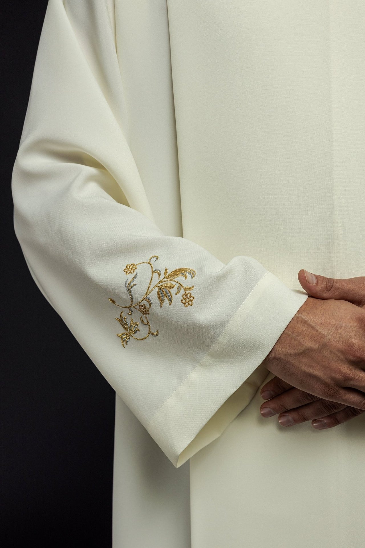 Einfarbiges Priestergewand mit Rollkragen Ecru mit dekorativer Stickerei - MESSGEWANDER.DE