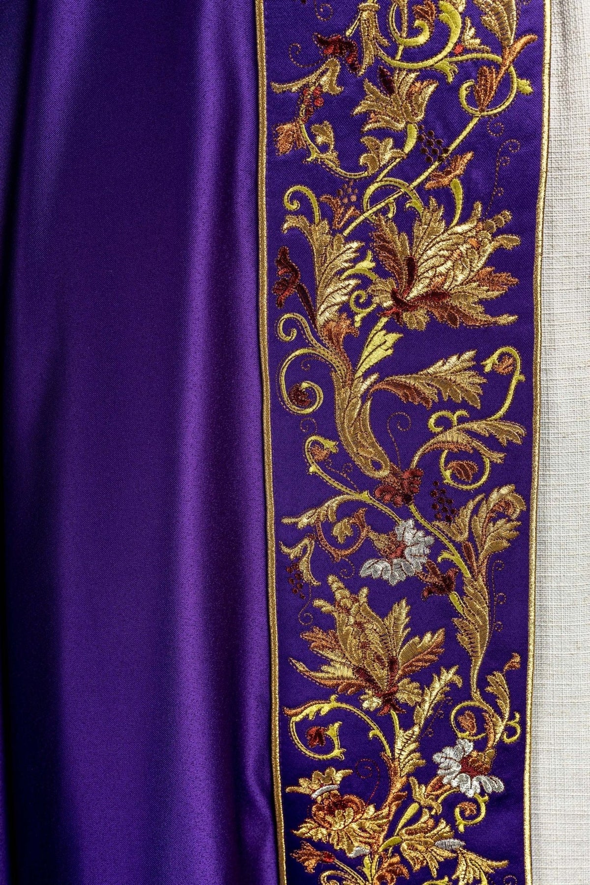 Eucharistischer Umhang mit reich verziertem Monogramm in Violett - MESSGEWANDER.DE