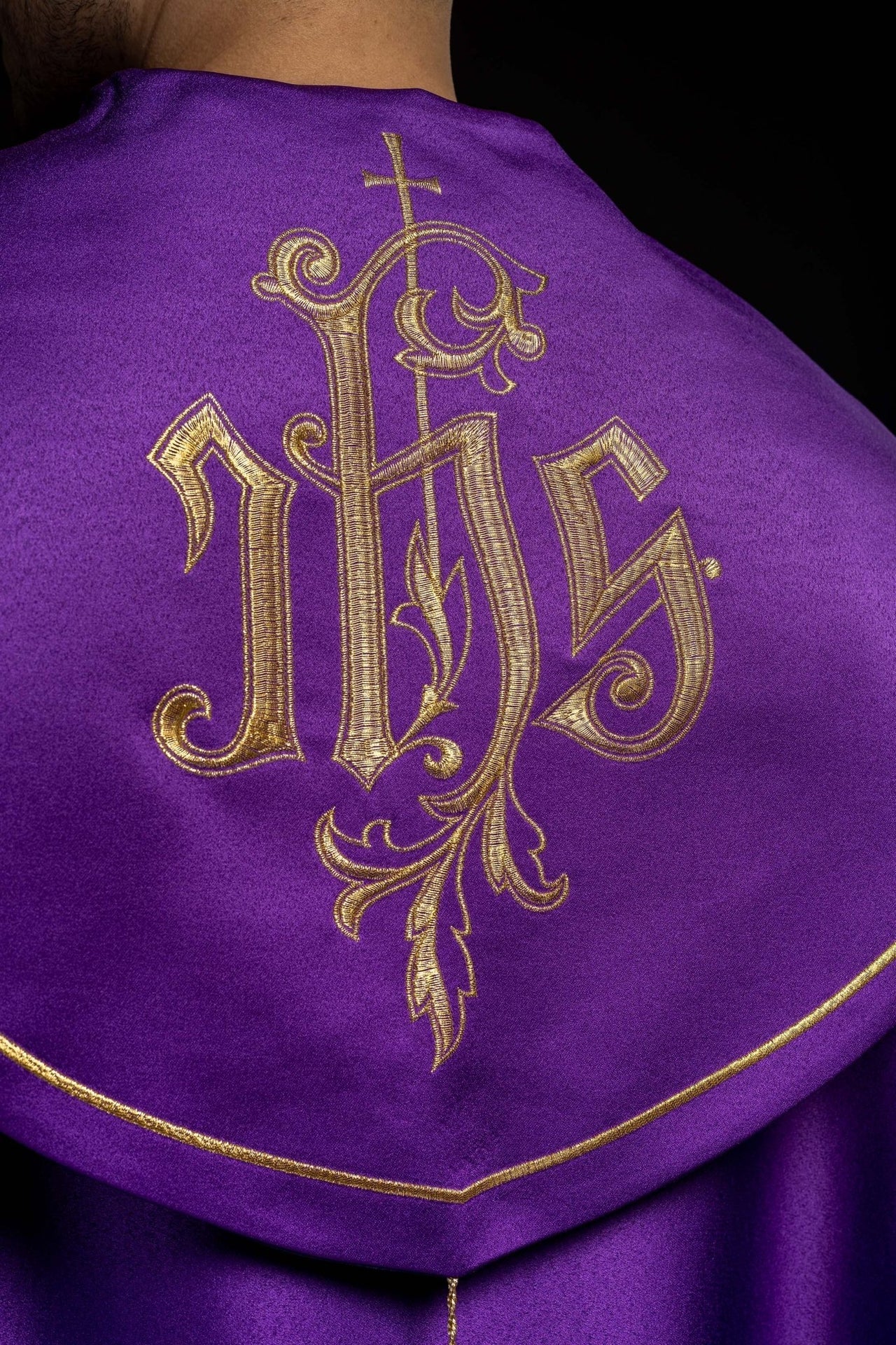 Eucharistischer Umhang Monogramm IHS Violett - MESSGEWANDER.DE