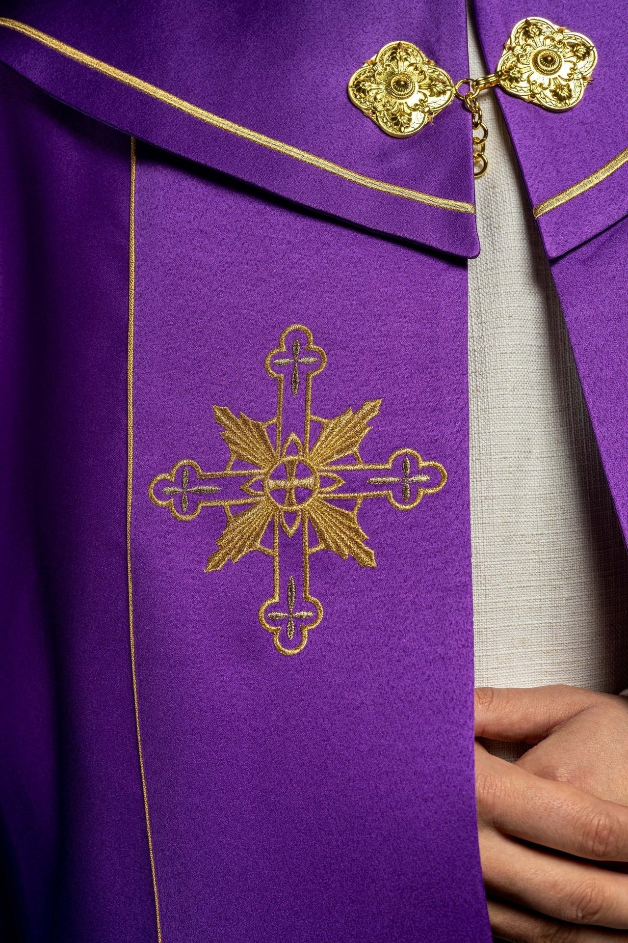 Eucharistischer Umhang Monogramm IHS Violett - MESSGEWANDER.DE