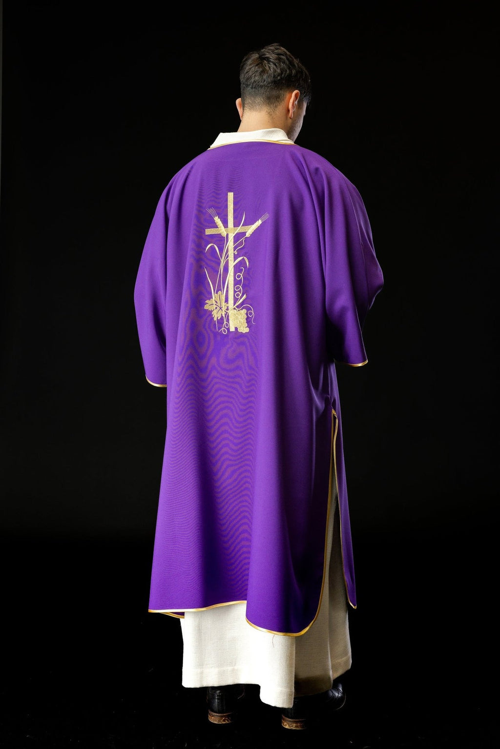 Fioletowa dalmatyka z złotym haftem krzyża Pax