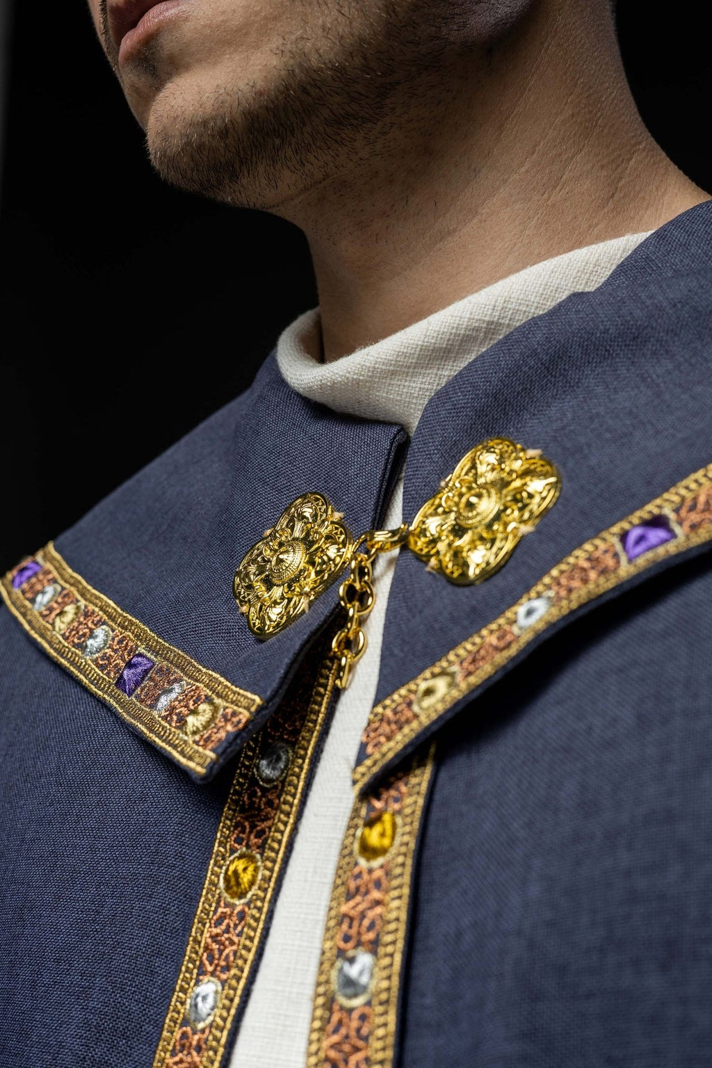 Fioletowa kapa liturgiczna z złotym IHS