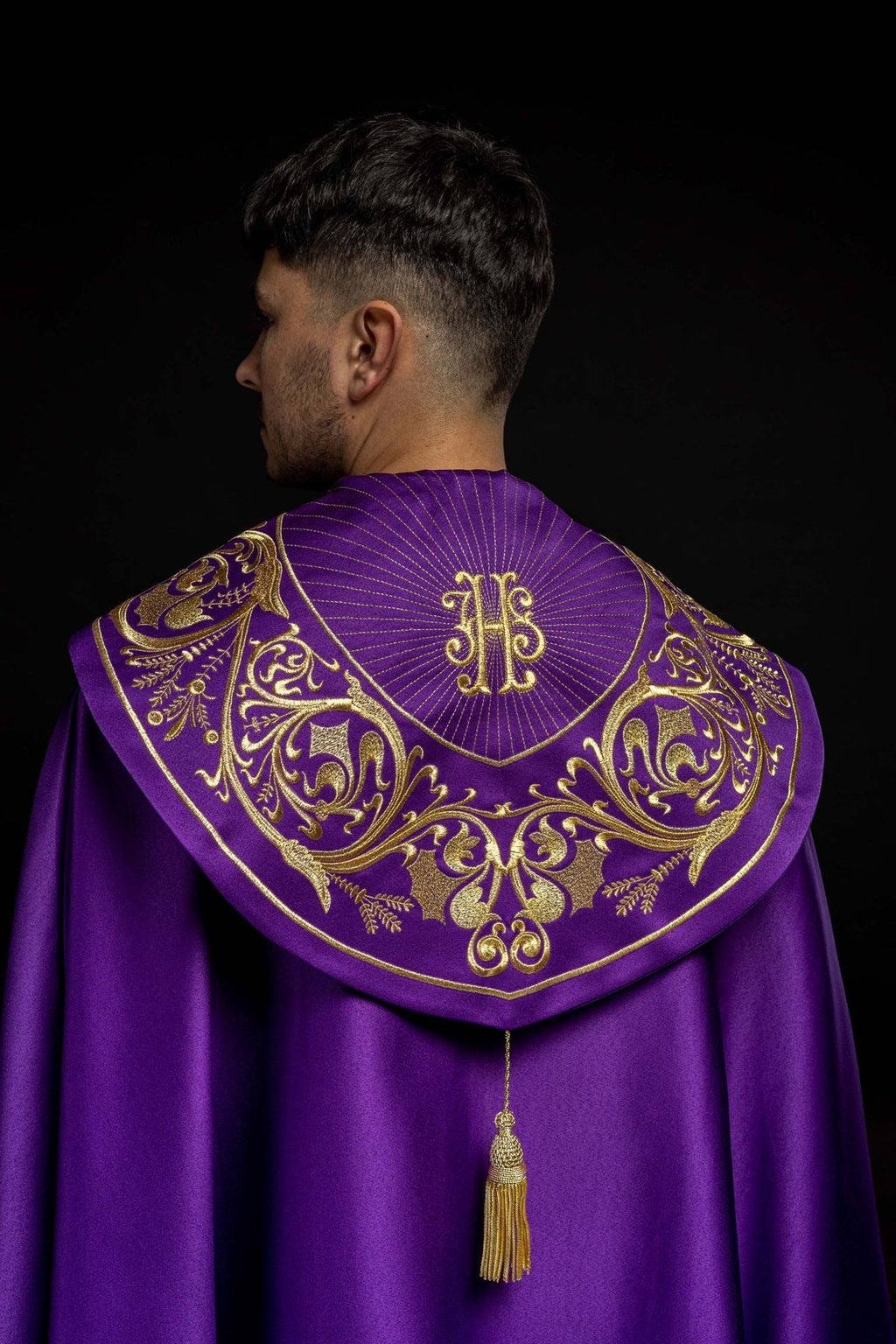 Fioletowa kapa liturgiczna z złotym monogramem IHS