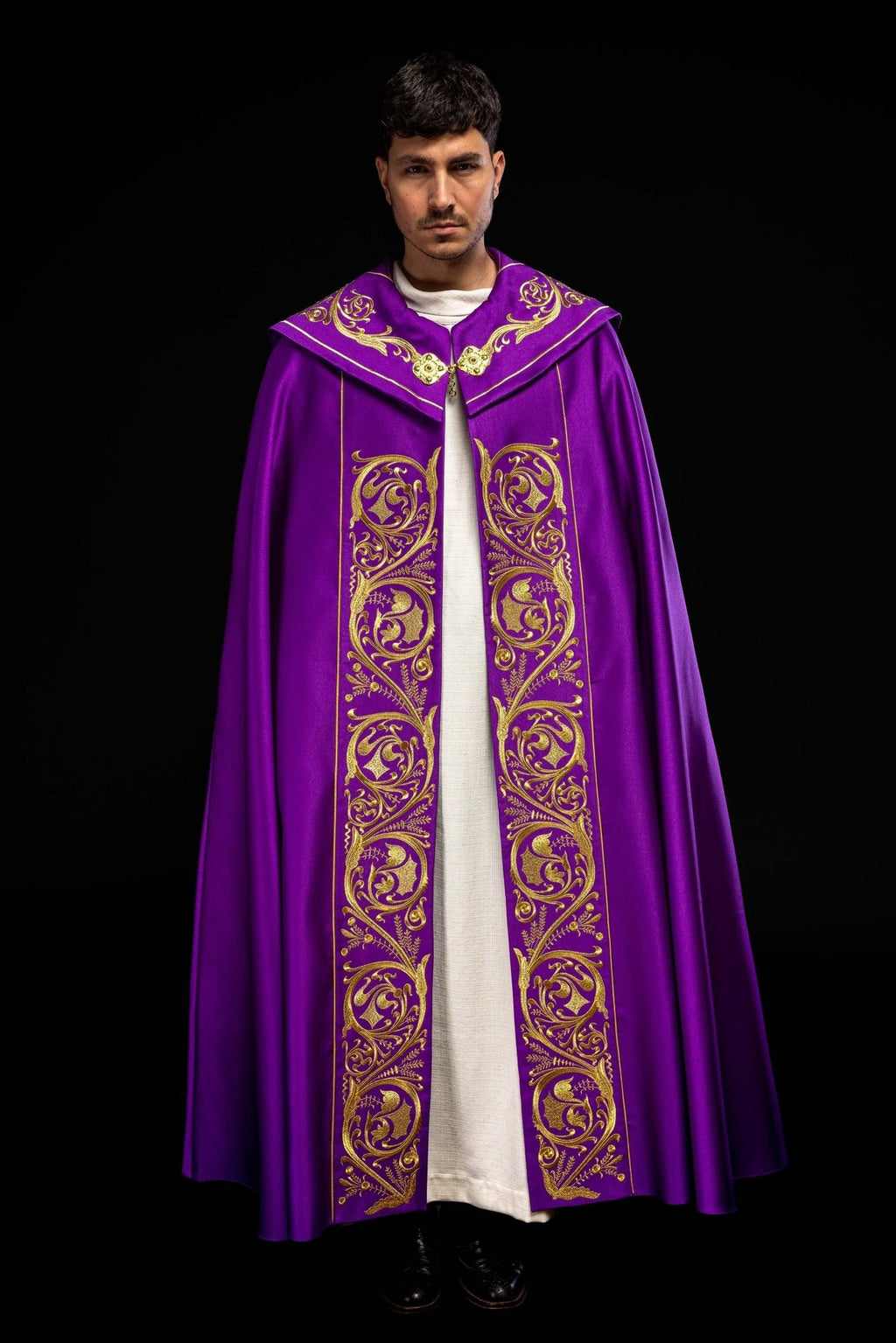 Fioletowa kapa liturgiczna z złotym monogramem IHS