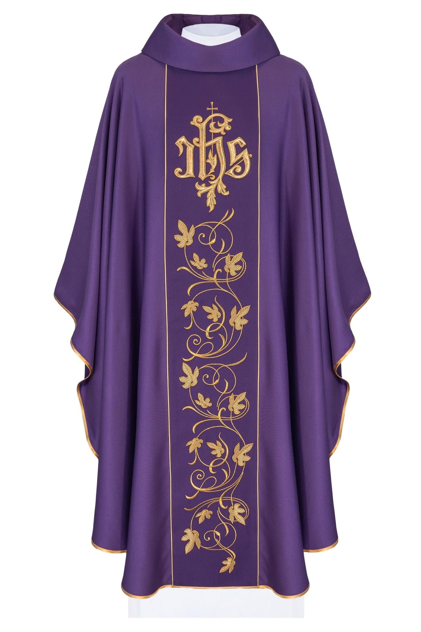 Lila liturgisches Messgewand mit reich verziertem Gürtel mit Blumenmotiv und IHS