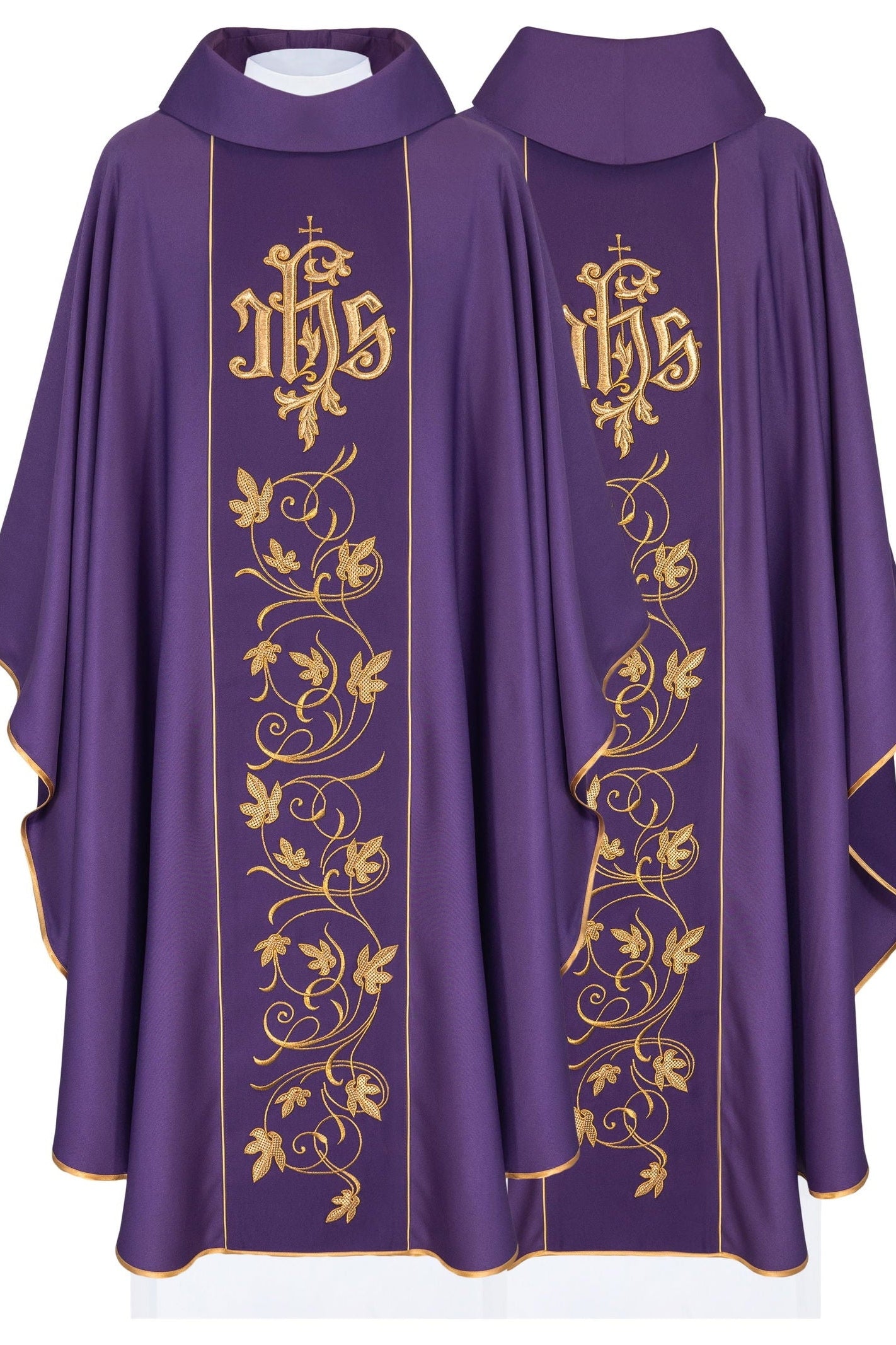 Lila liturgisches Messgewand mit reich verziertem Gürtel mit Blumenmotiv und IHS