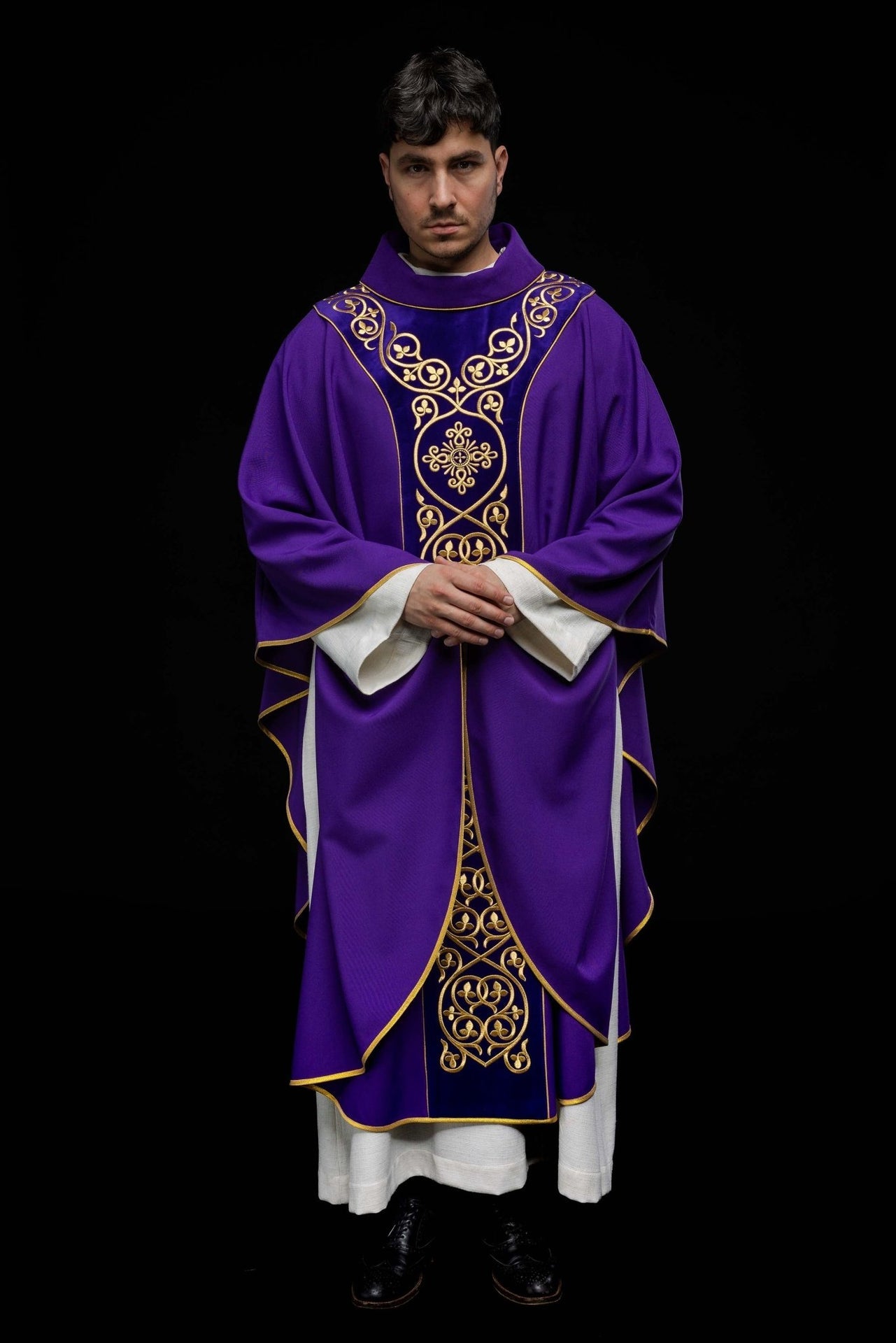 Fioletowy ornat liturgiczny zdobiony haftem na aksamicie