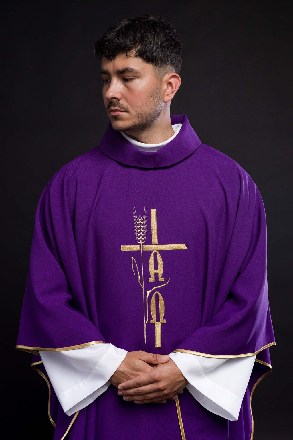 Fioletowy ornat z haftem Alfa Omega