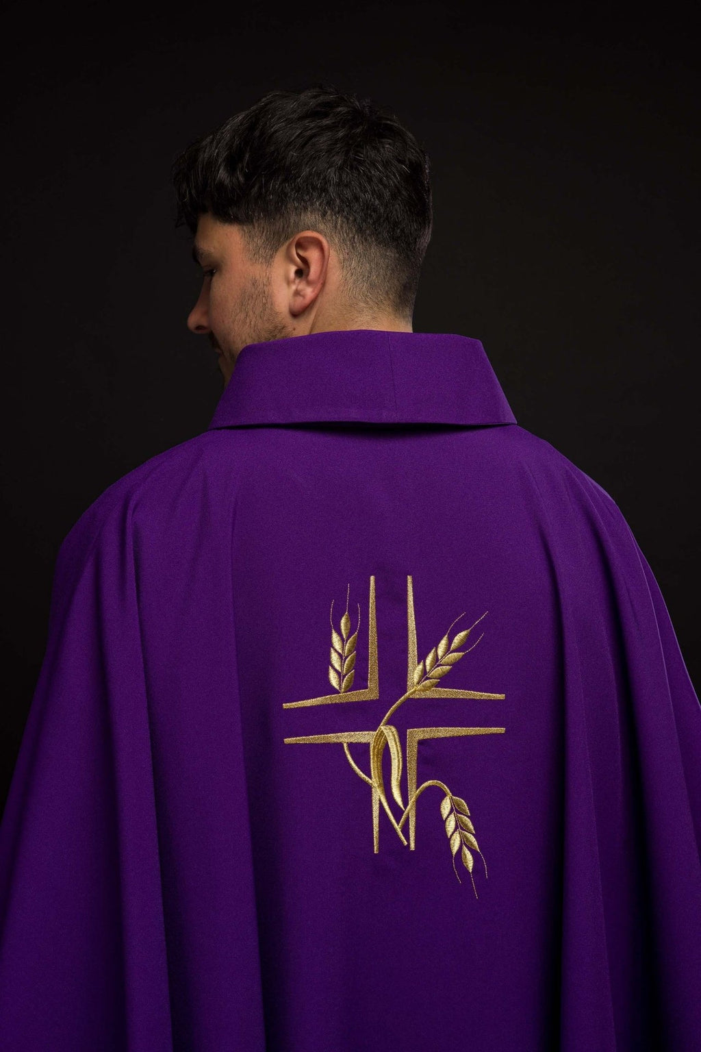 Fioletowy ornat z haftem Krzyża i Kłosów