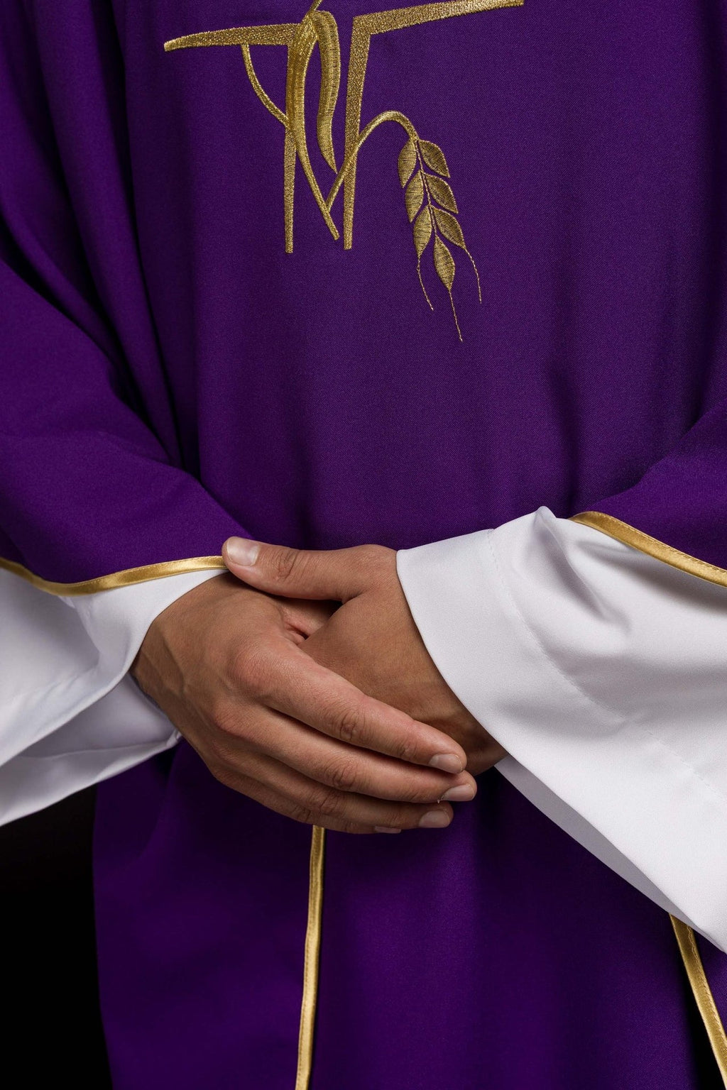 Fioletowy ornat z haftem Krzyża i Kłosów