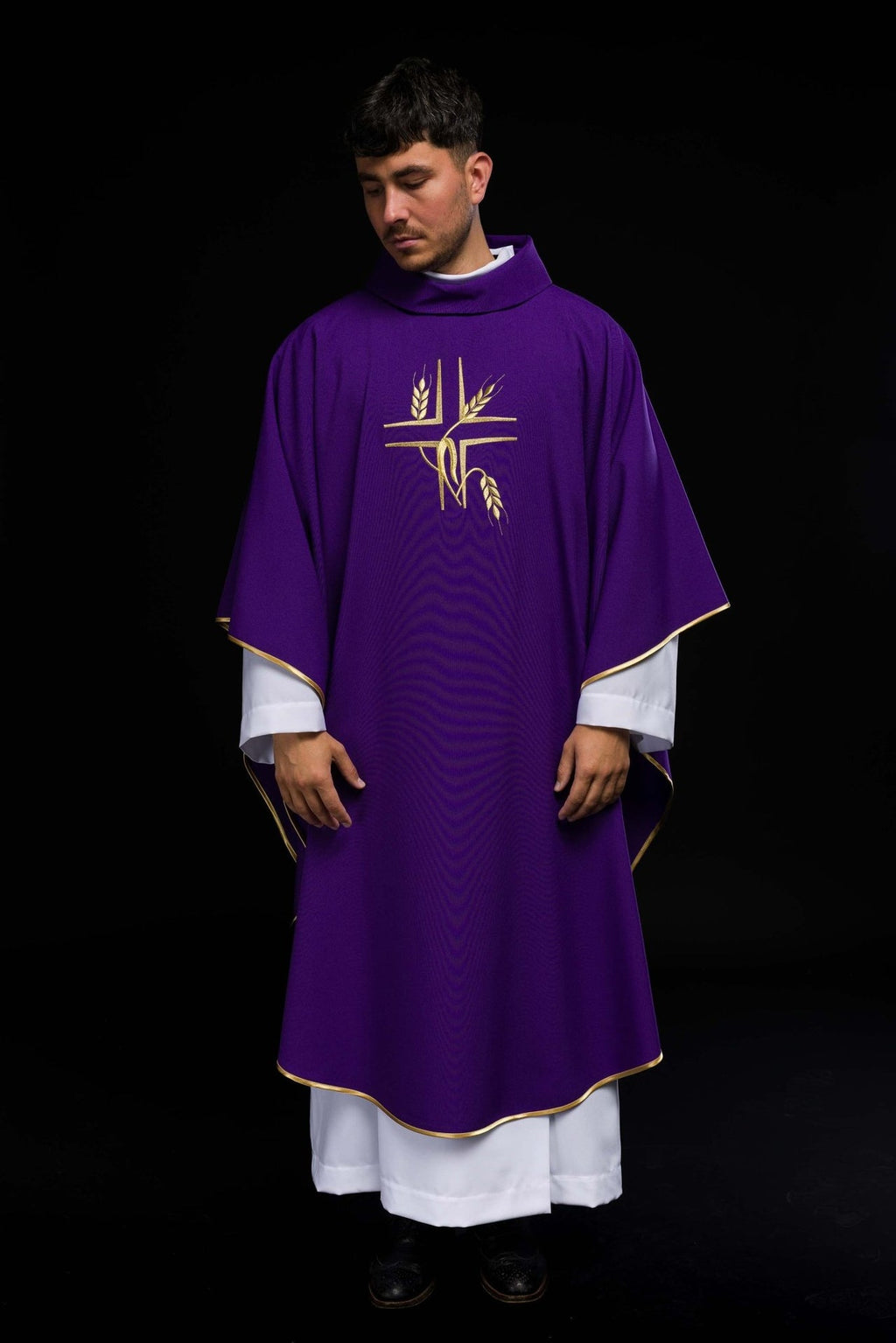 Fioletowy ornat z haftem Krzyża i Kłosów