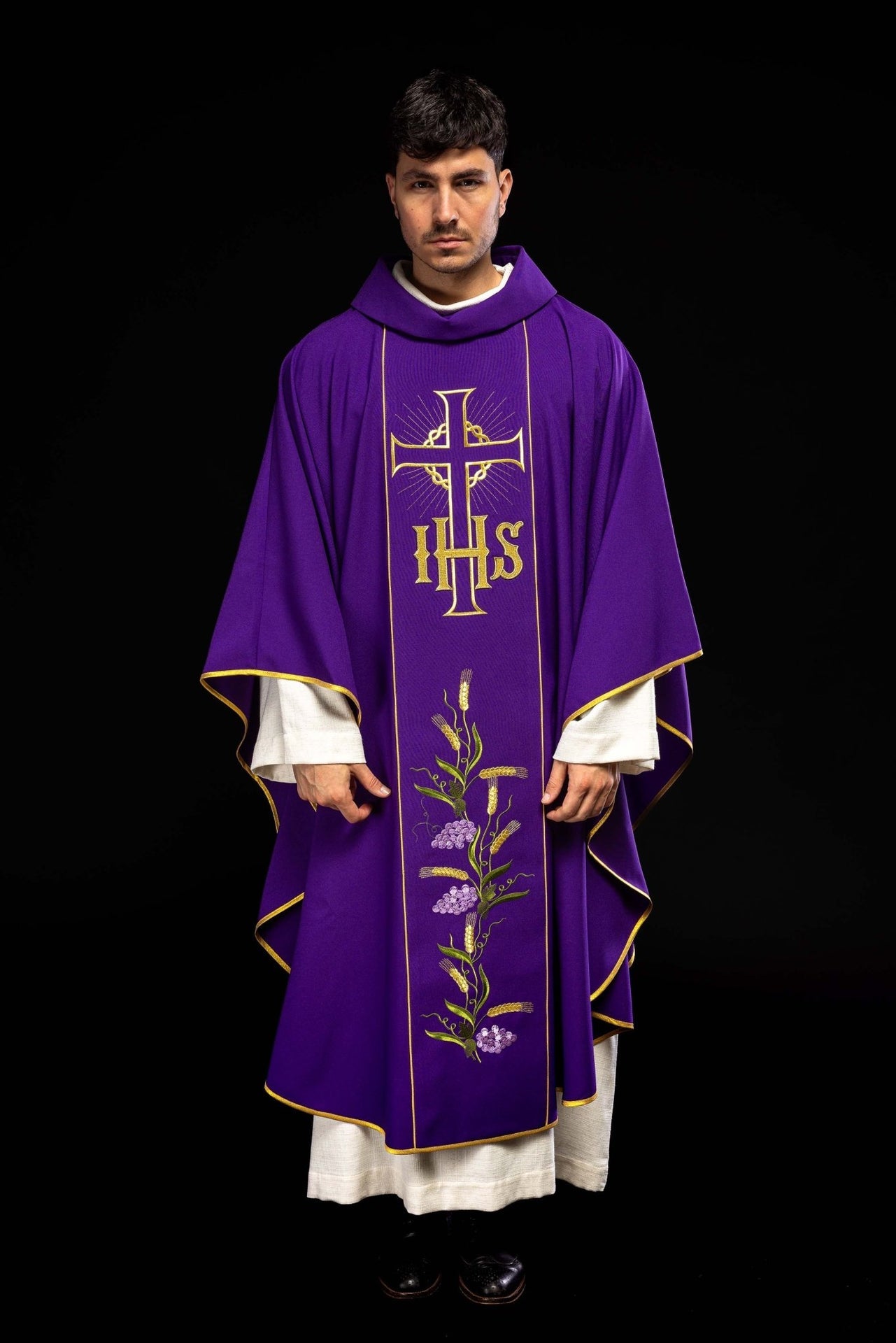 Fioletowy ornat ze zdobionym złotym pasem w IHS i kłosy