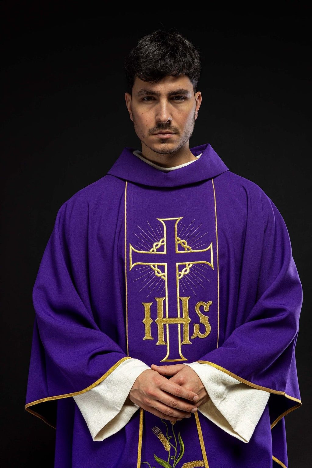 Fioletowy ornat ze zdobionym złotym pasem w IHS i kłosy