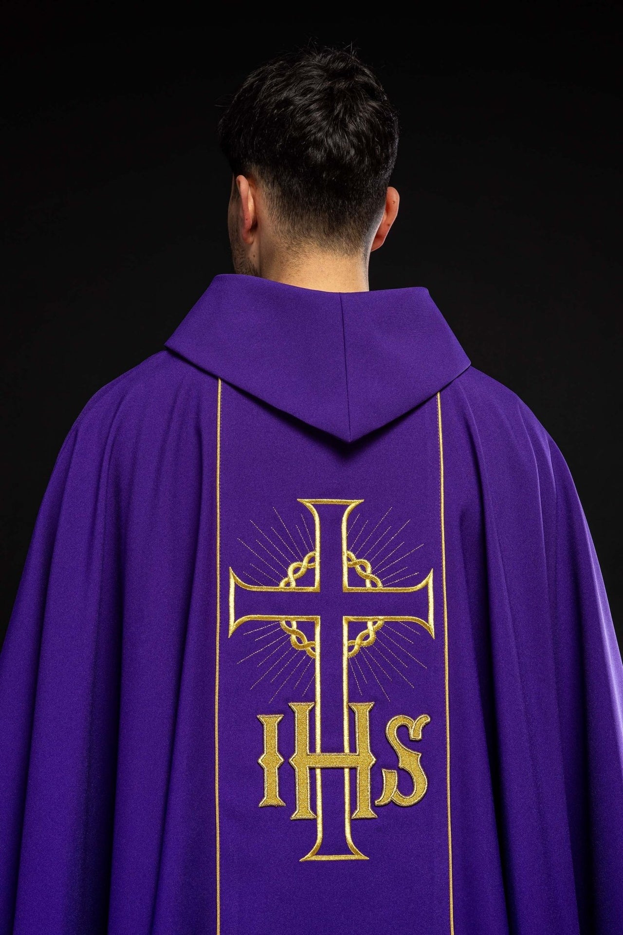 Fioletowy ornat ze zdobionym złotym pasem w IHS i kłosy