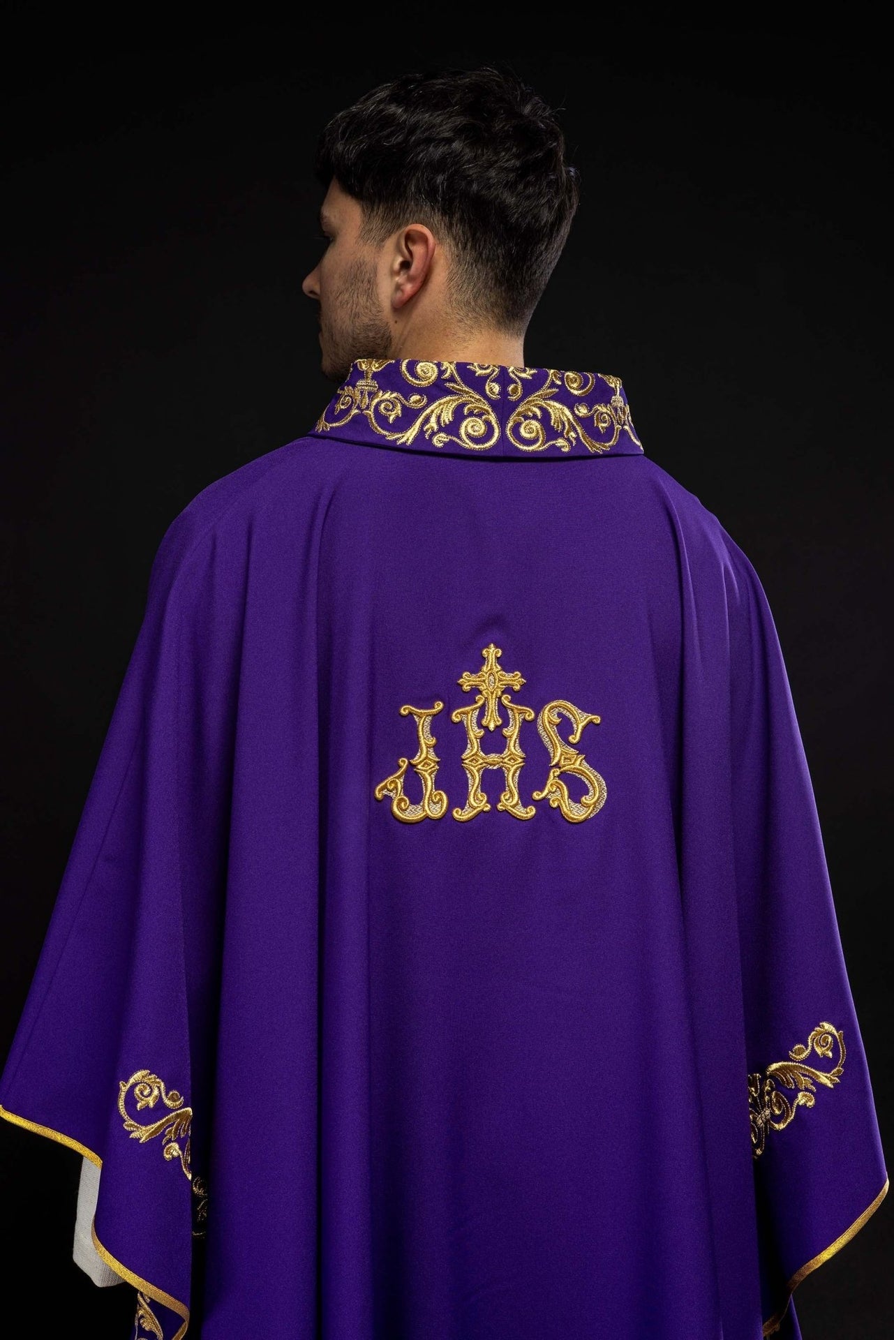 Fioletowy ornat ze złotym haftem IHS i ozdobnym wykończeniem