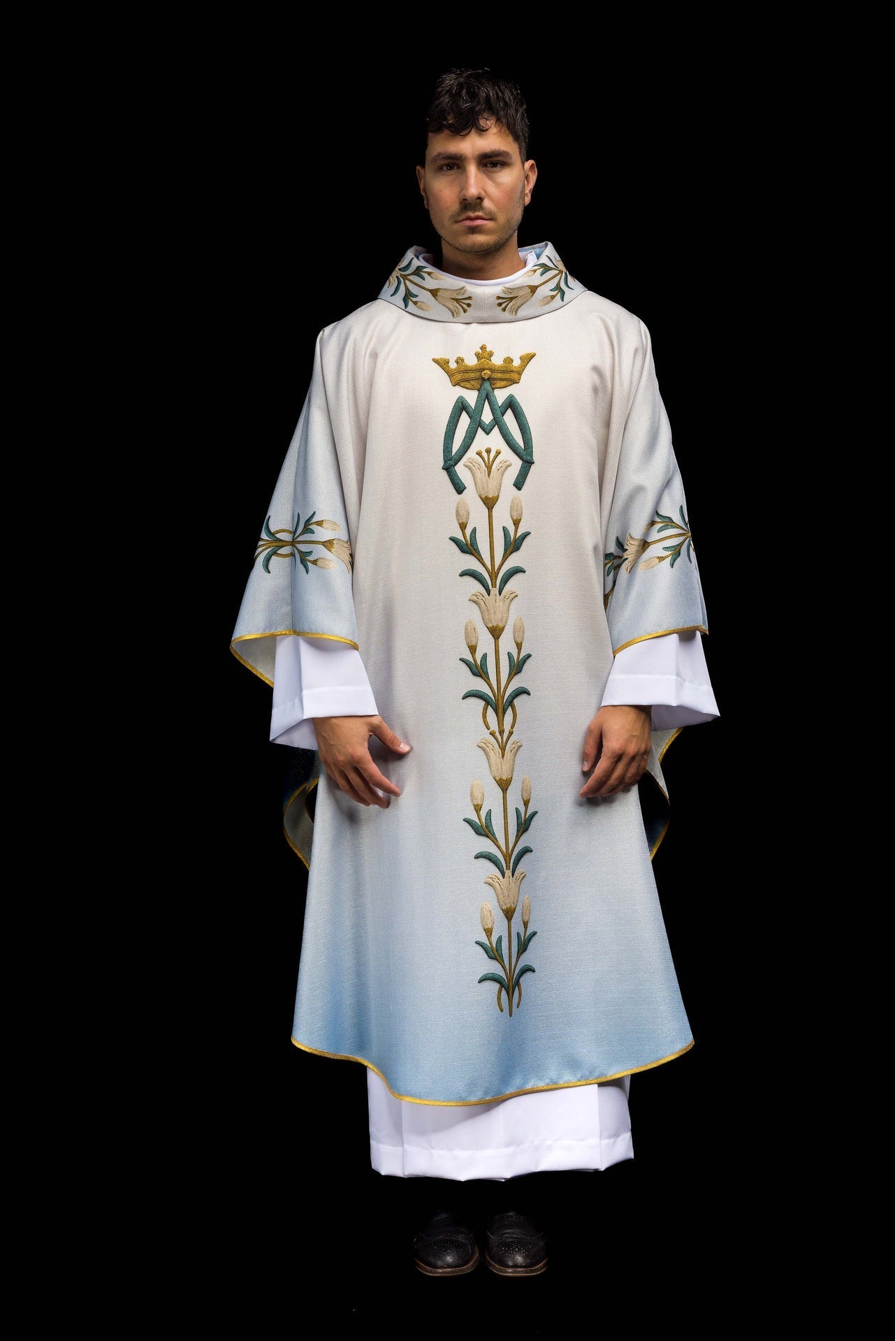 Gedruckte Marien-Kasel mit Lilienmuster und Monogramm – Blau-Creme - MESSGEWANDER.DE
