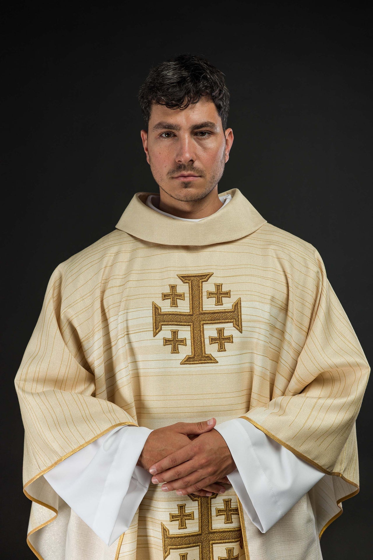 Gedrucktes Messgewand mit Jerusalemer Kreuz – Ecru - MESSGEWANDER.DE