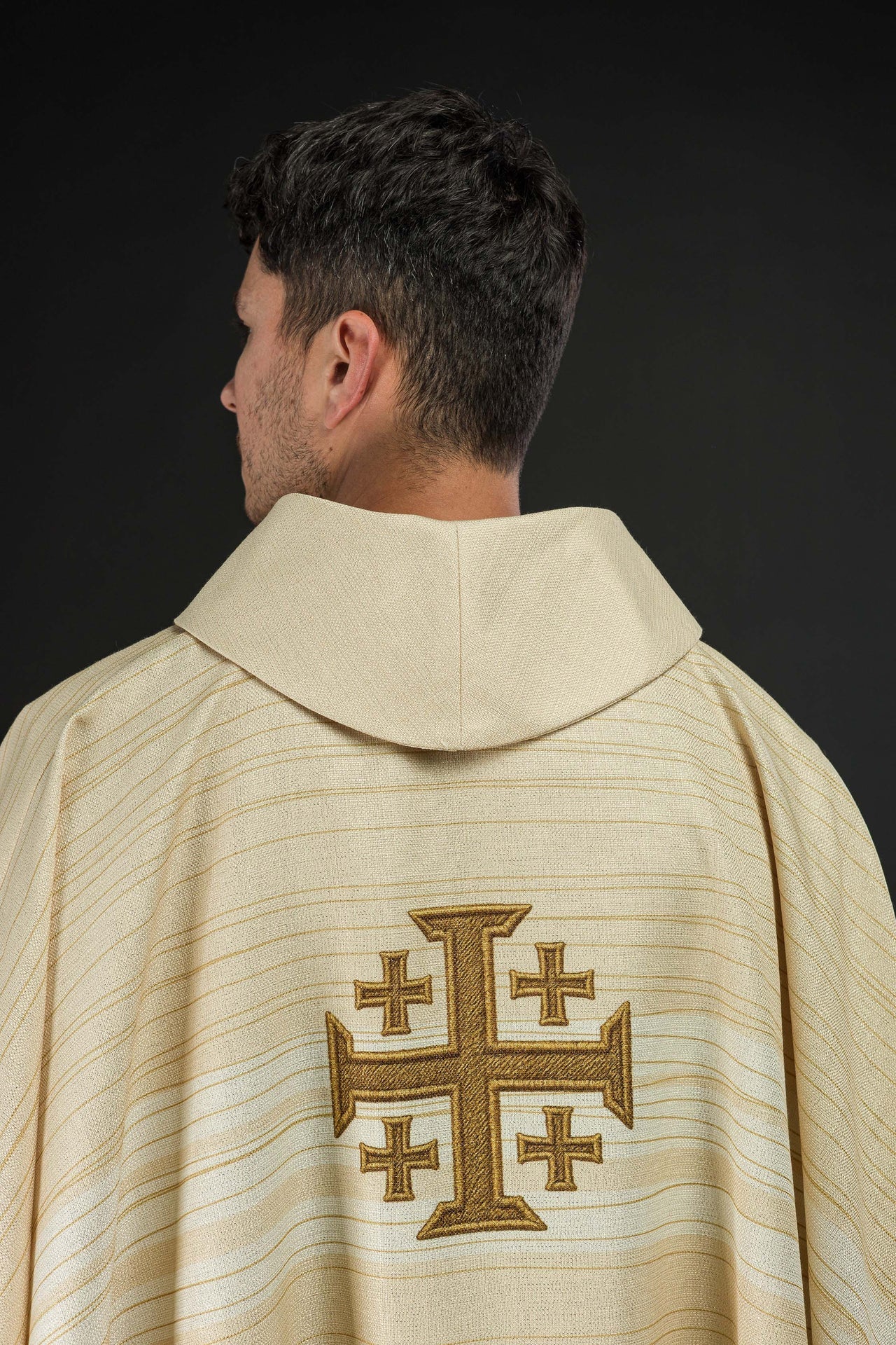 Gedrucktes Messgewand mit Jerusalemer Kreuz – Ecru - MESSGEWANDER.DE