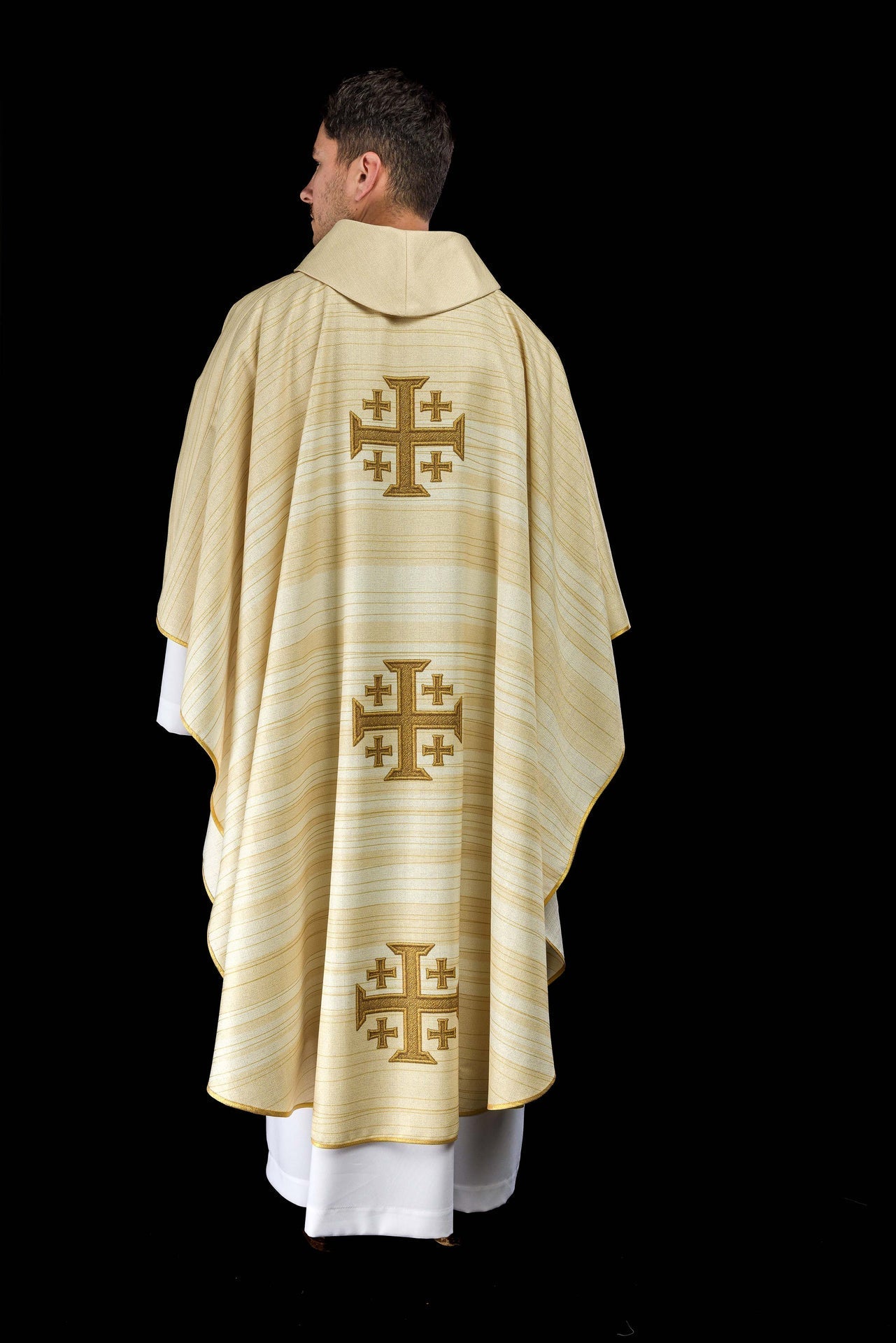 Gedrucktes Messgewand mit Jerusalemer Kreuz – Ecru - MESSGEWANDER.DE