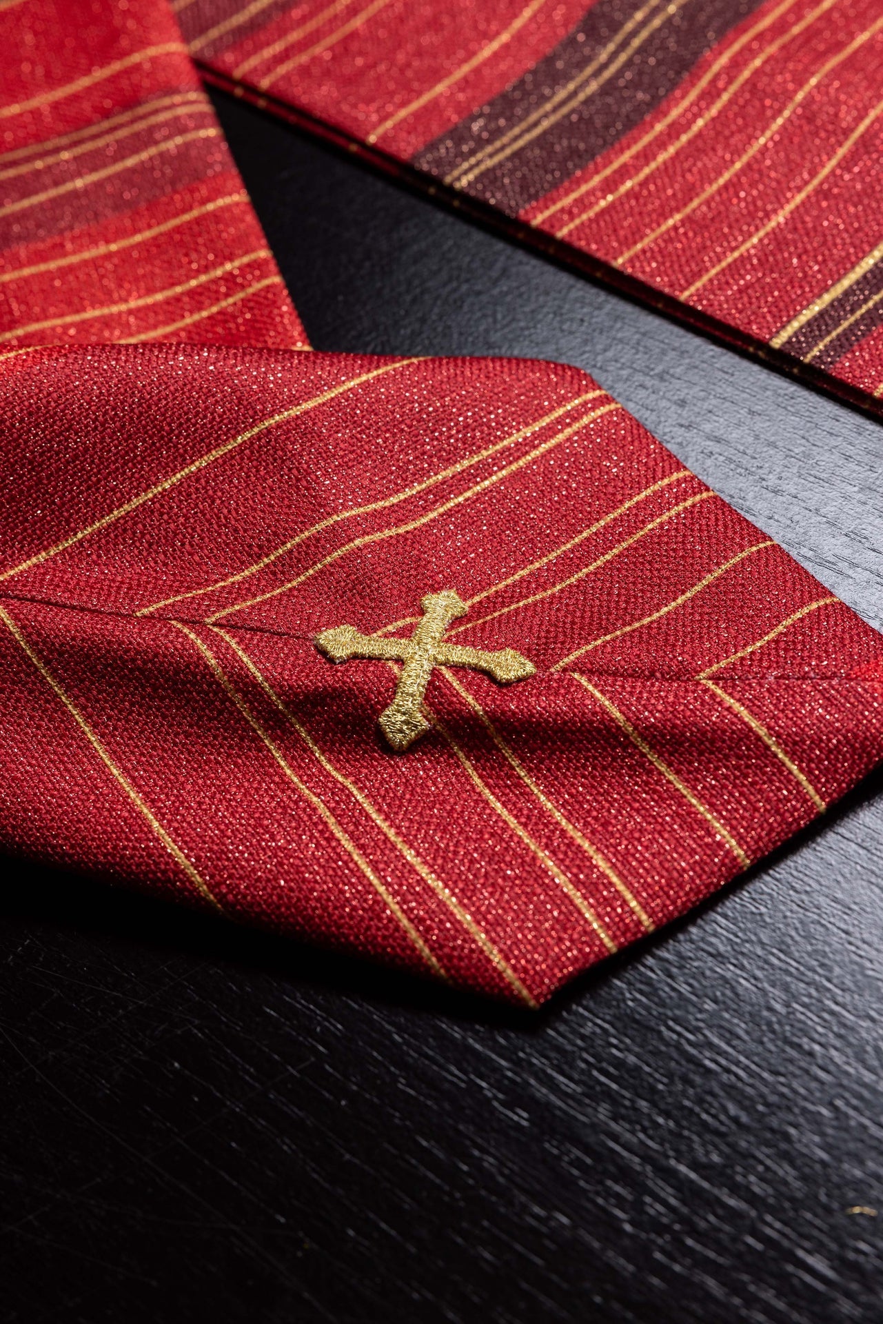Gedrucktes Messgewand mit Jerusalemer Kreuz – Rot - MESSGEWANDER.DE