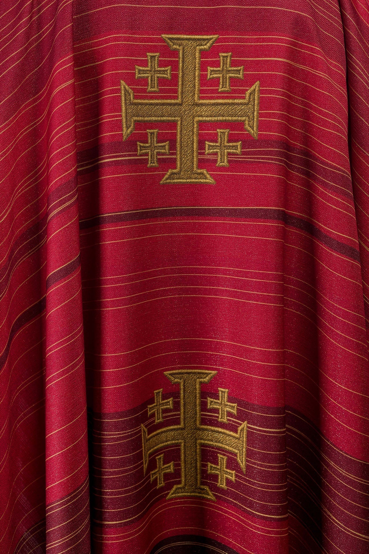 Gedrucktes Messgewand mit Jerusalemer Kreuz – Rot - MESSGEWANDER.DE