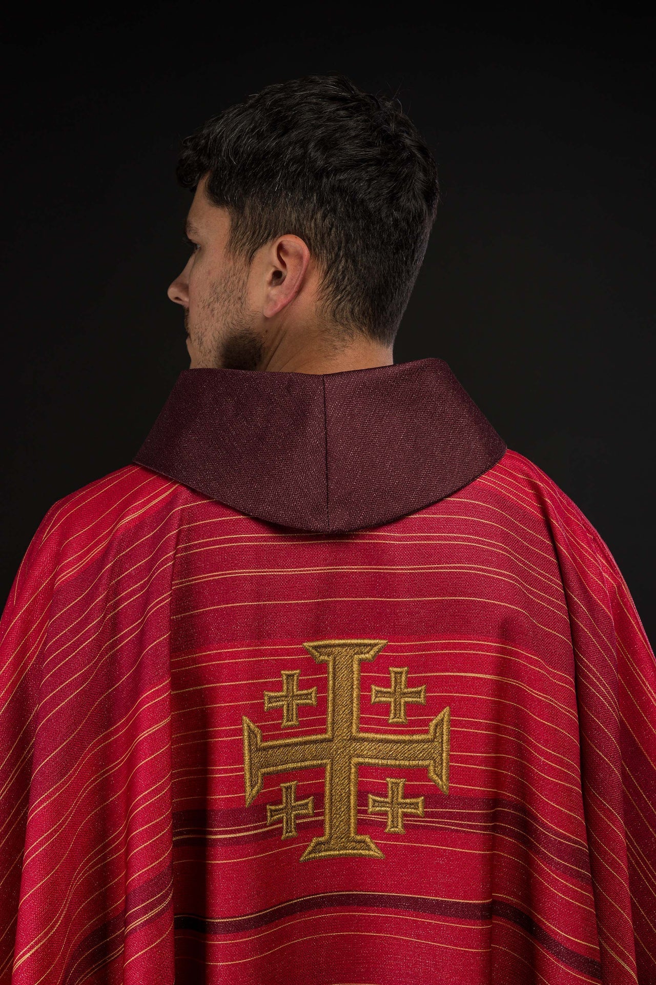 Gedrucktes Messgewand mit Jerusalemer Kreuz – Rot - MESSGEWANDER.DE