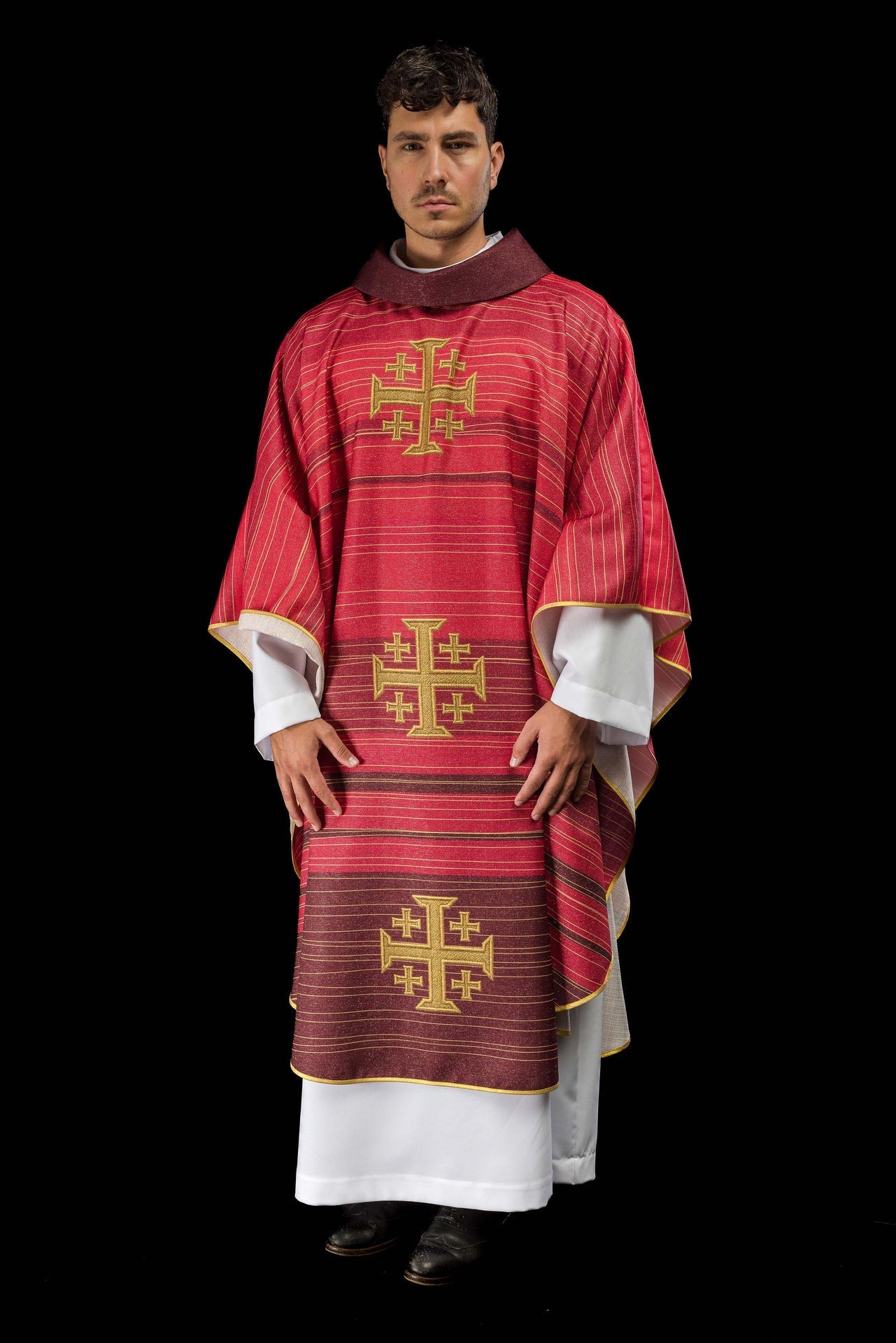 Gedrucktes Messgewand mit Jerusalemer Kreuz – Rot - MESSGEWANDER.DE
