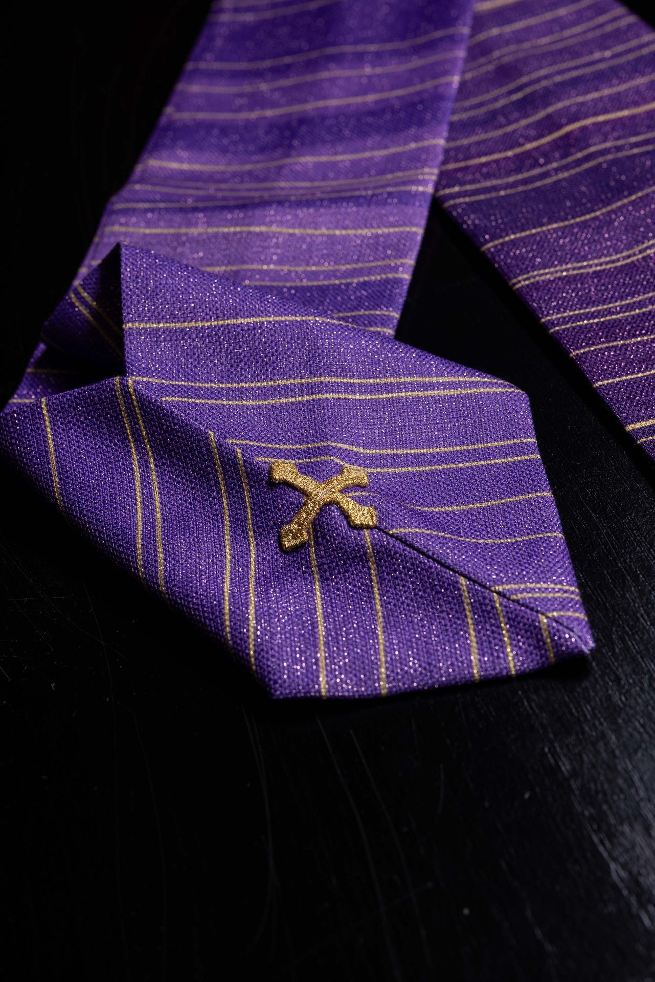 Gedrucktes Messgewand mit Jerusalemer Kreuz – Violett - MESSGEWANDER.DE