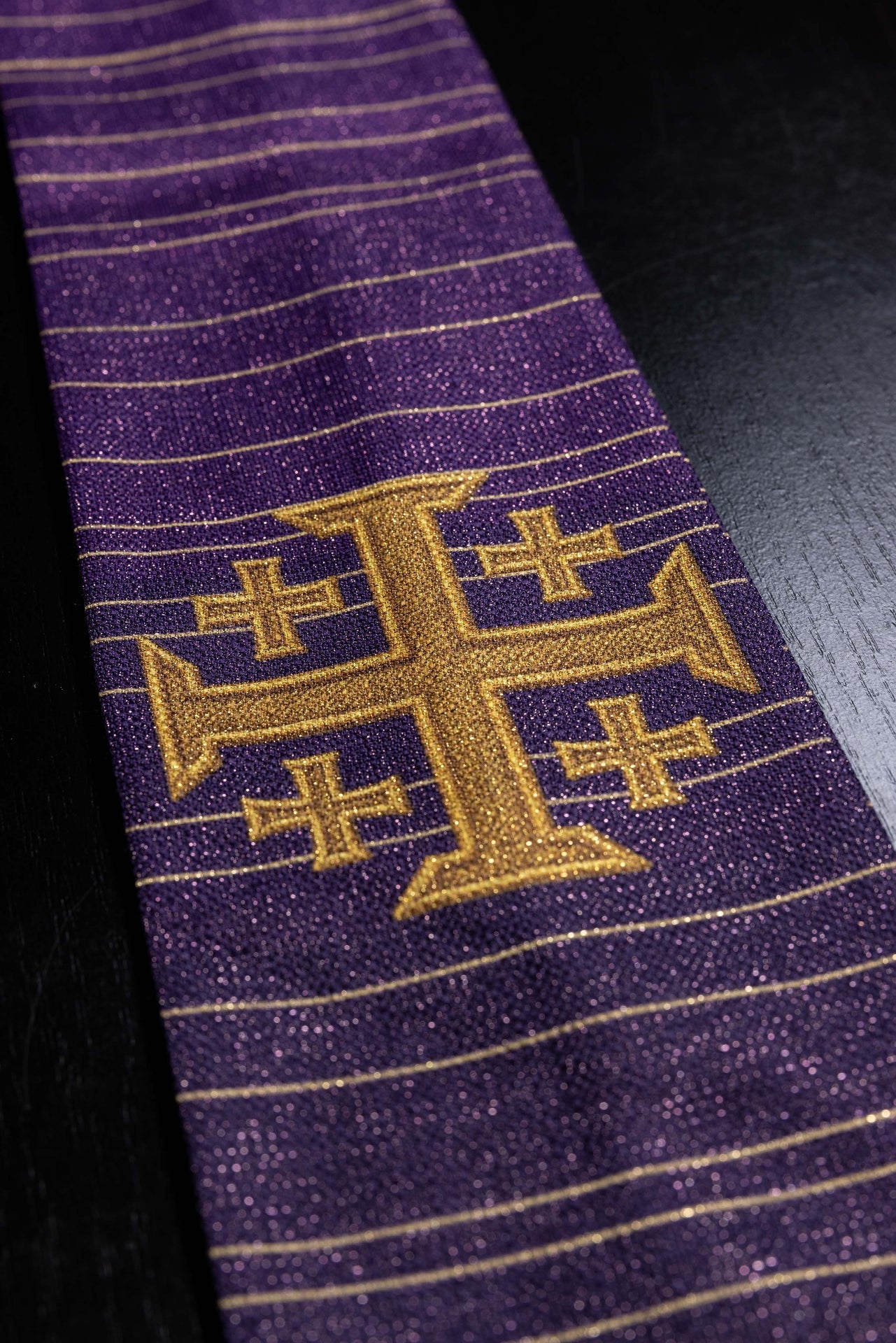 Gedrucktes Messgewand mit Jerusalemer Kreuz – Violett - MESSGEWANDER.DE