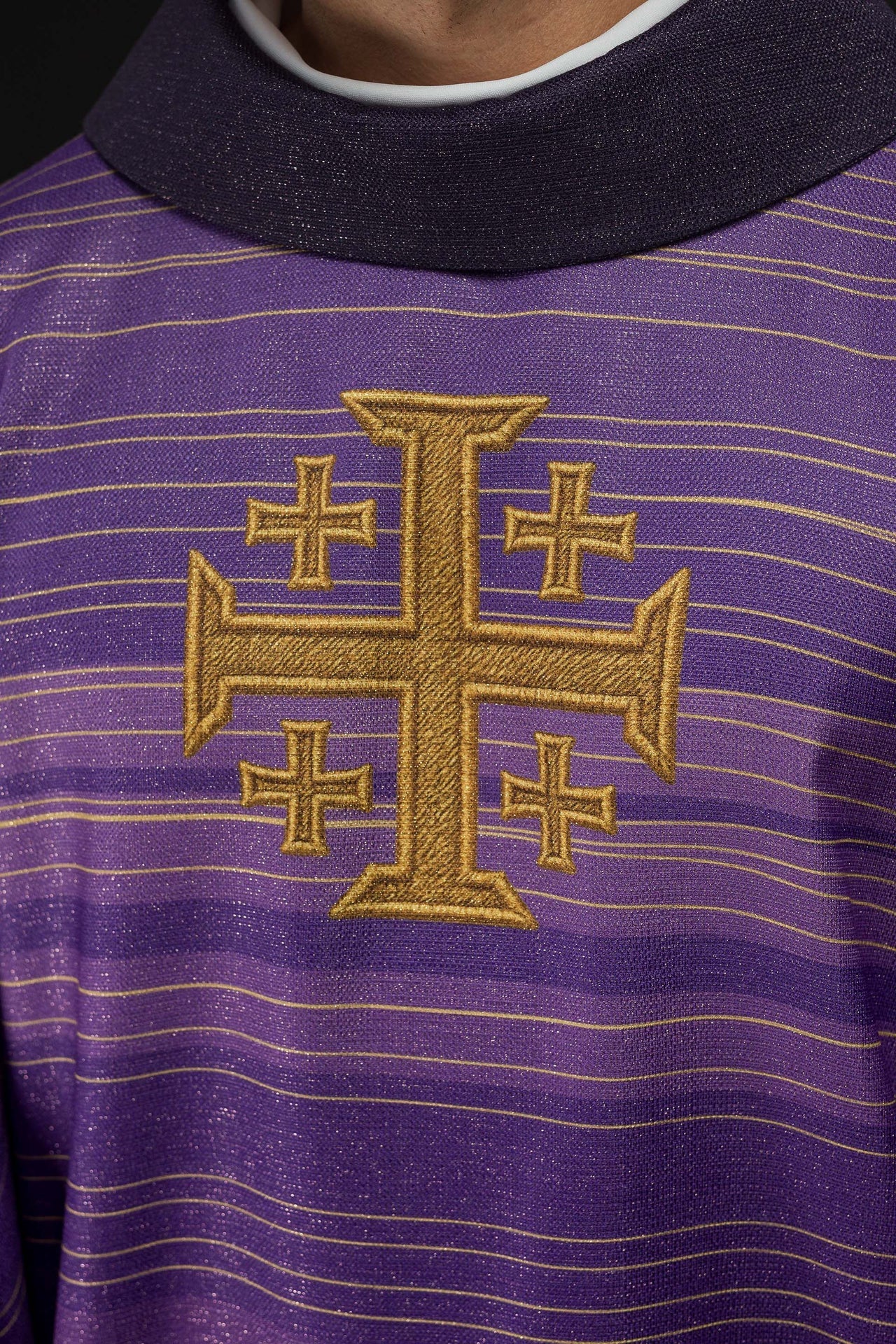 Gedrucktes Messgewand mit Jerusalemer Kreuz – Violett - MESSGEWANDER.DE