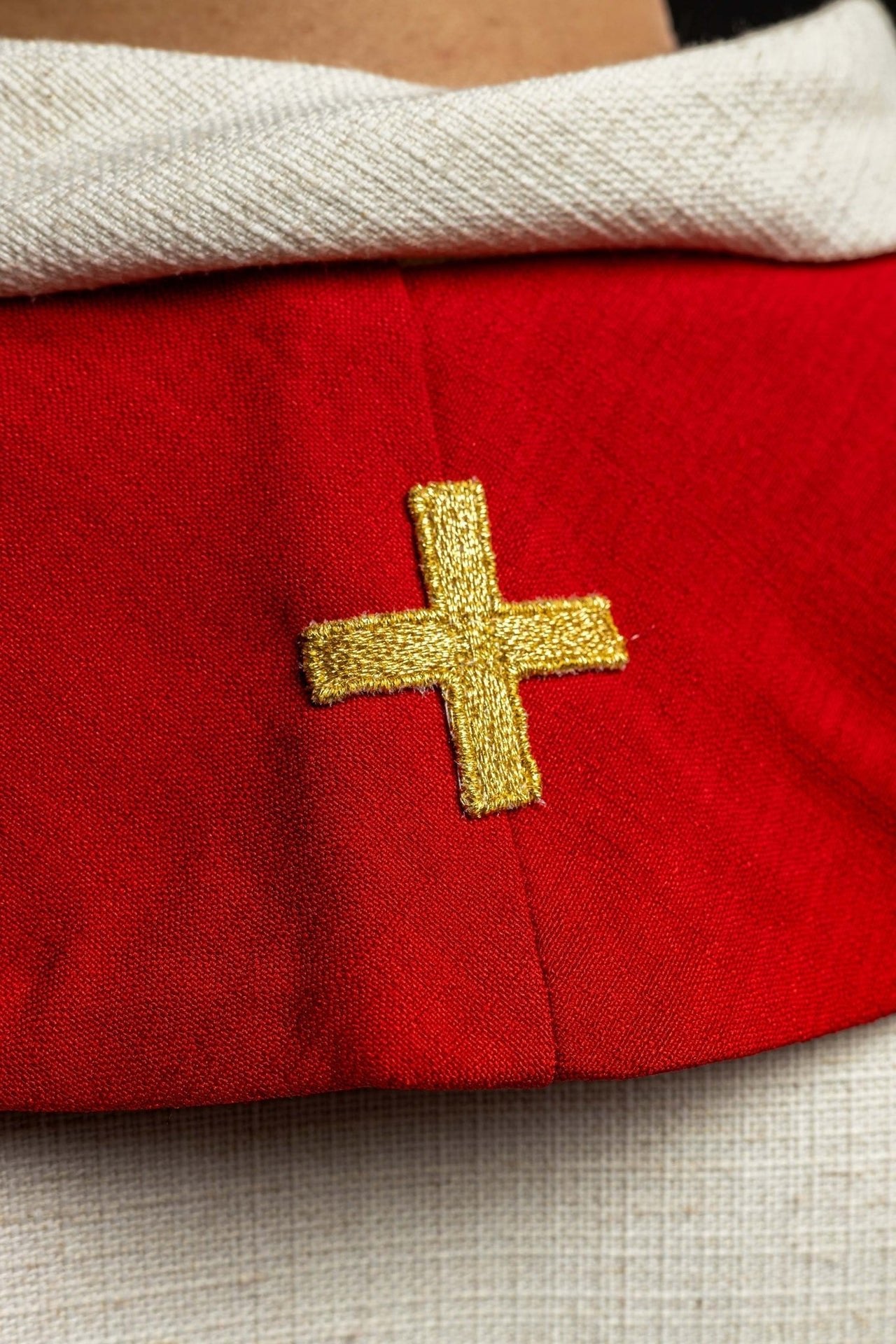 Gestickte Stola Heiliger Geist, Kreuz und Feuerzungen Rot - MESSGEWANDER.DE