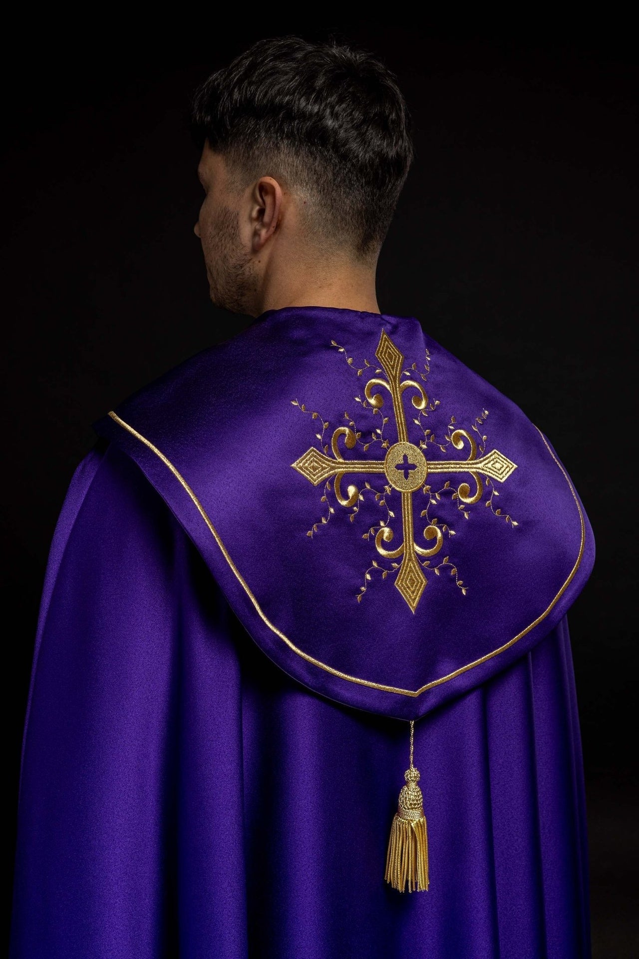 Gestickter liturgischer Umhang lila - MESSGEWANDER.DE