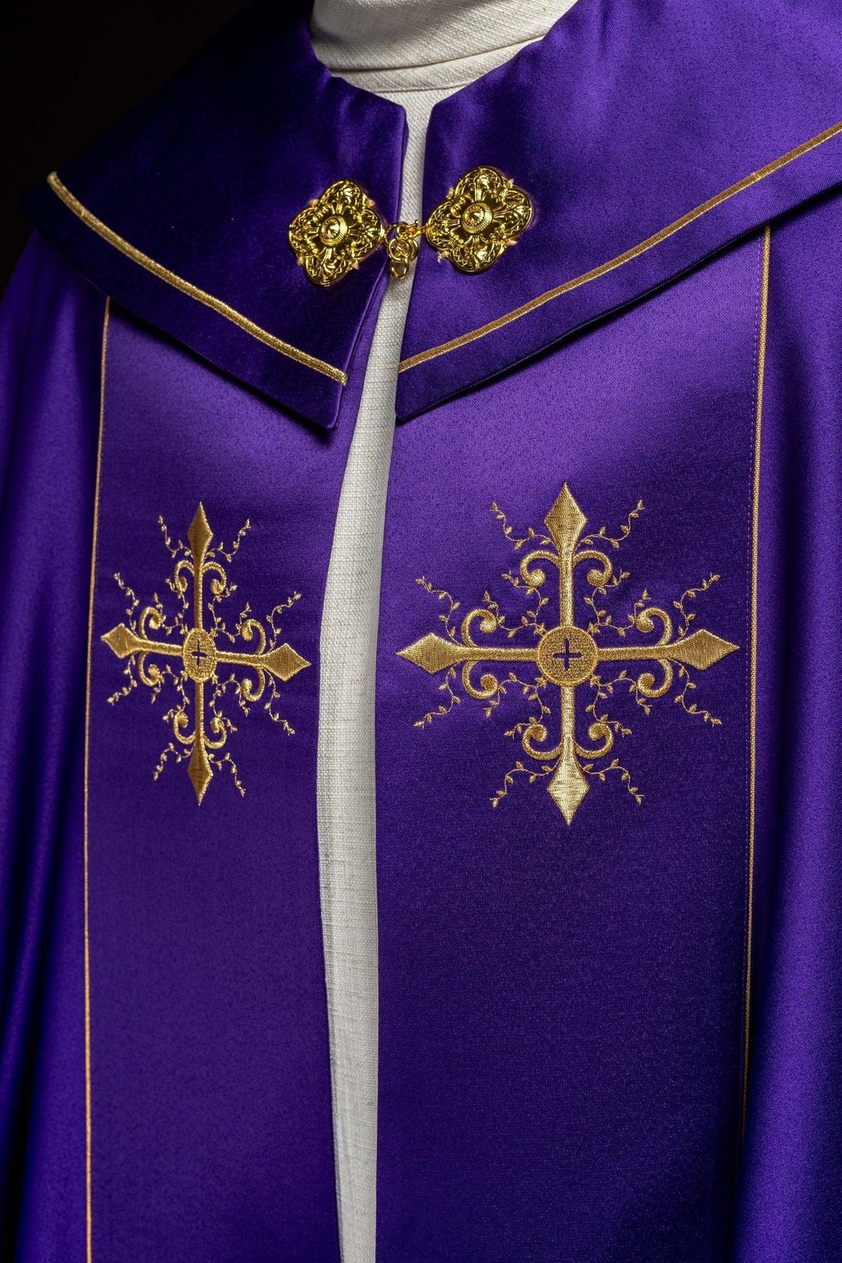 Gestickter liturgischer Umhang lila - MESSGEWANDER.DE