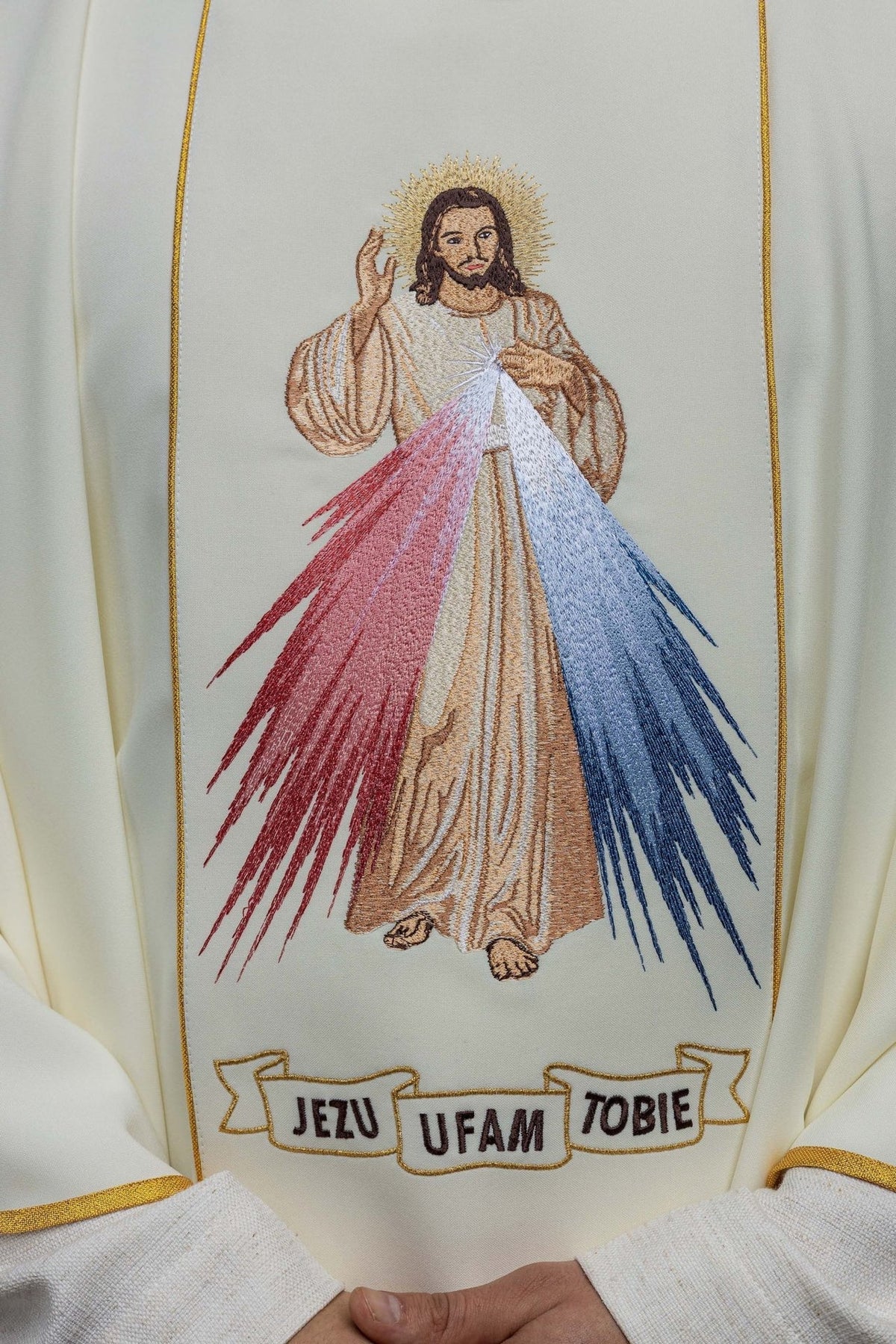 Gesticktes Messgewand des Barmherzigen Jesus und IHS ecru - MESSGEWANDER.DE