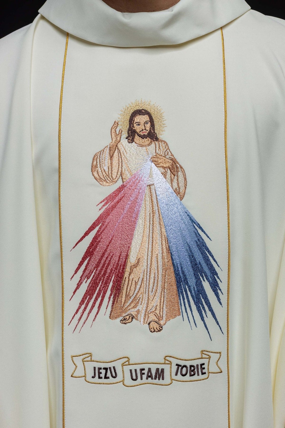 Gesticktes Messgewand des Barmherzigen Jesus und IHS ecru - MESSGEWANDER.DE