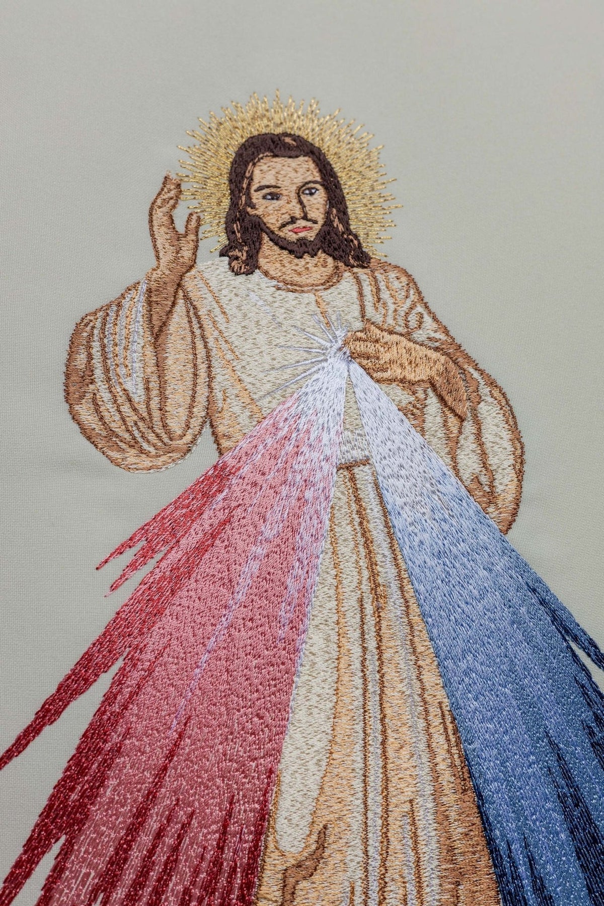 Gesticktes Messgewand des Barmherzigen Jesus und IHS ecru - MESSGEWANDER.DE