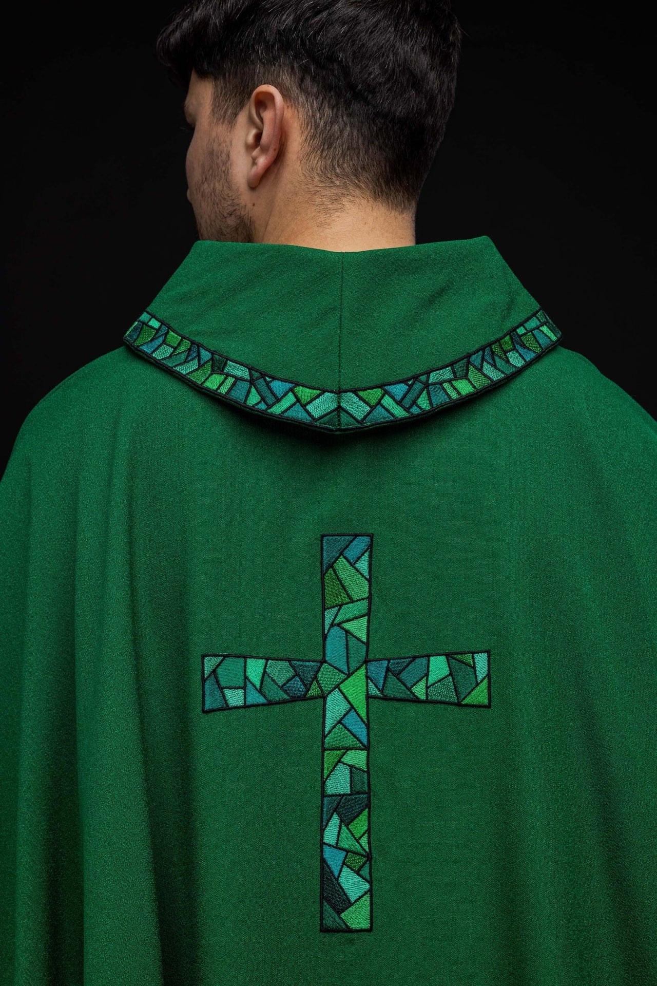 Gesticktes Messgewand Grün mit Kreuz Mosaik - MESSGEWANDER.DE