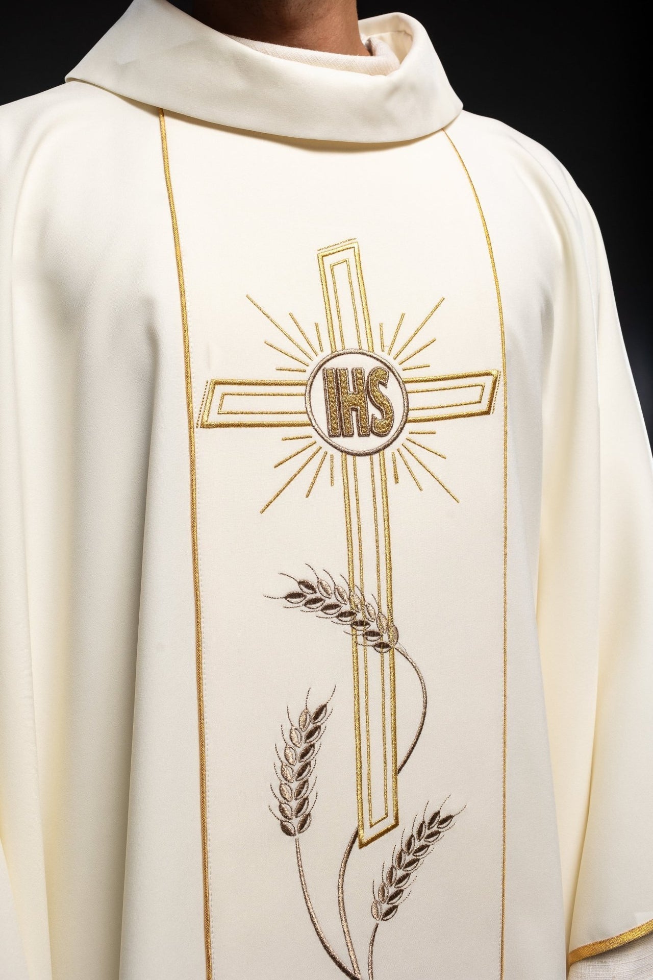 Gesticktes Messgewand Kreuz mit IHS Symbol ecru - MESSGEWANDER.DE