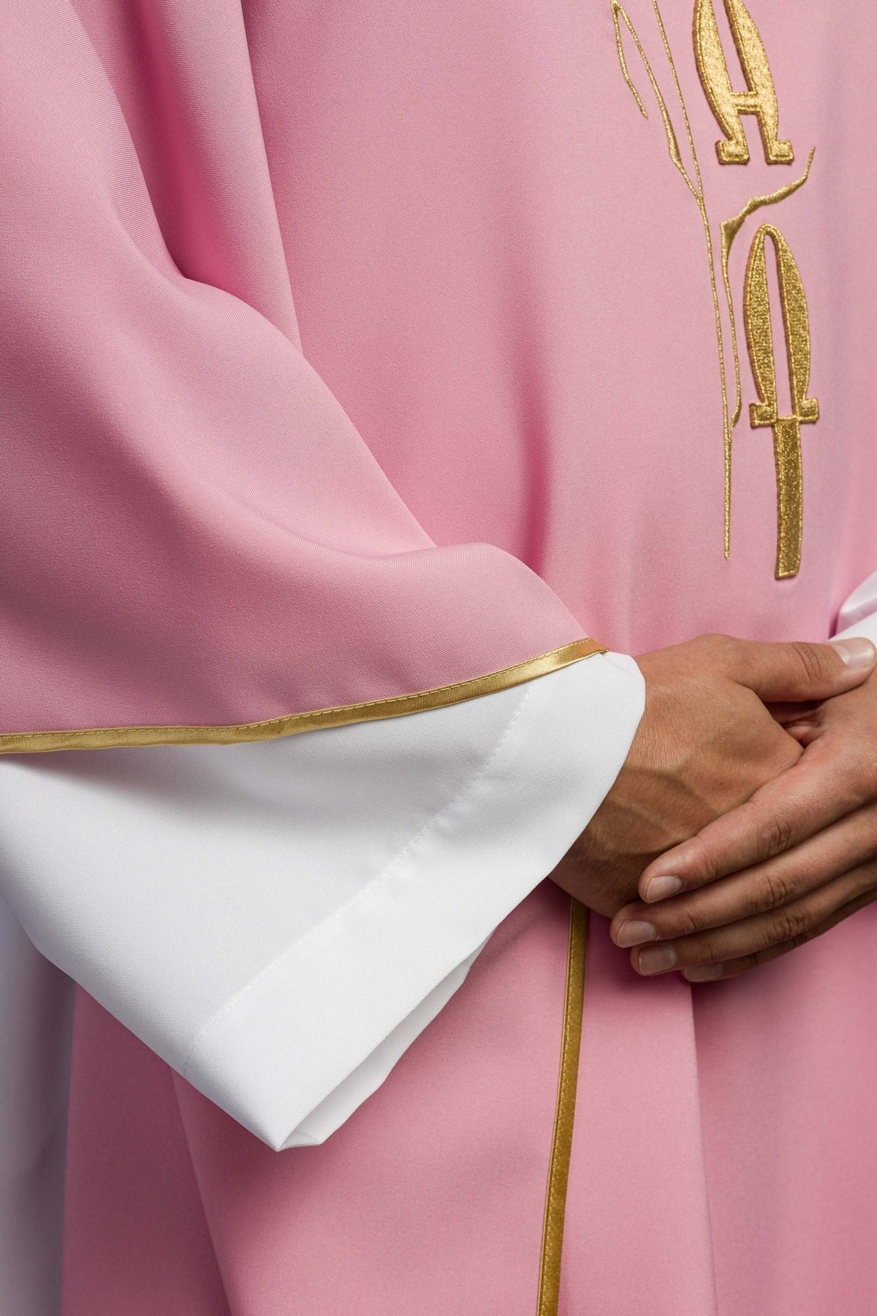 Gesticktes Messgewand Kreuz und IHS Rosa - MESSGEWANDER.DE