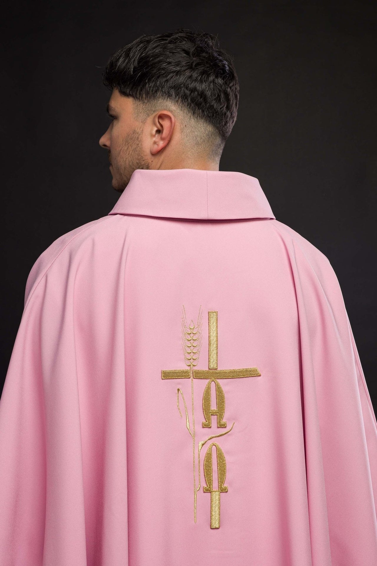 Gesticktes Messgewand Kreuz und IHS Rosa - MESSGEWANDER.DE