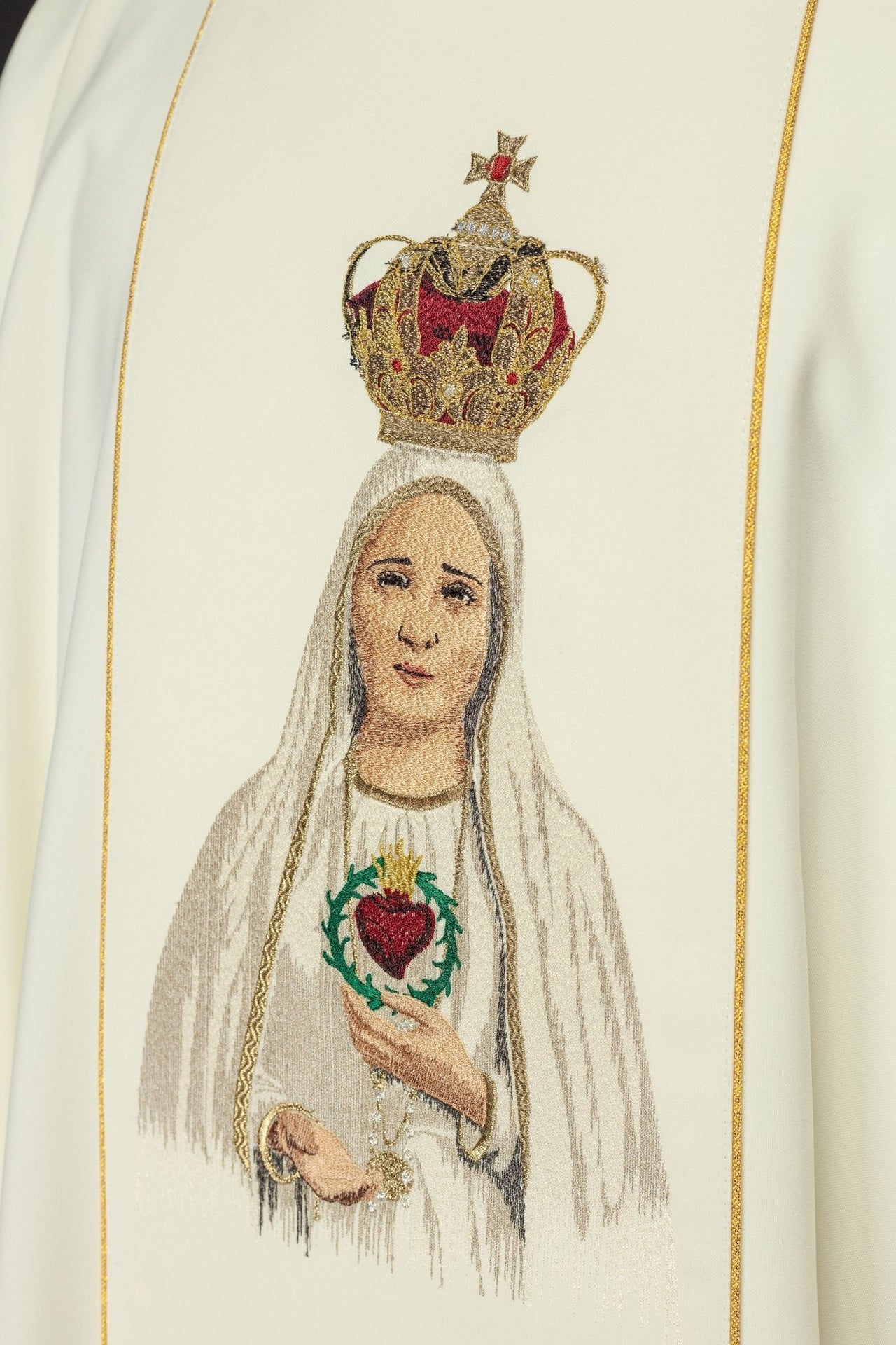 Gesticktes Messgewand mit dem Bild der Gottesmutter von Fatima - MESSGEWANDER.DE