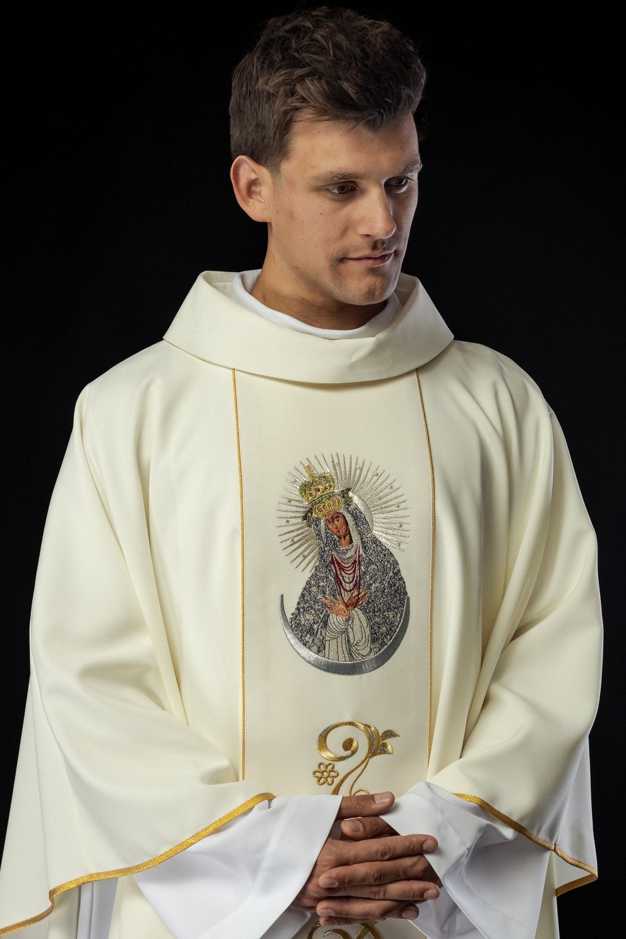 Gesticktes Messgewand mit dem Bild der Madonna von der Pforte der Morgenröte - MESSGEWANDER.DE
