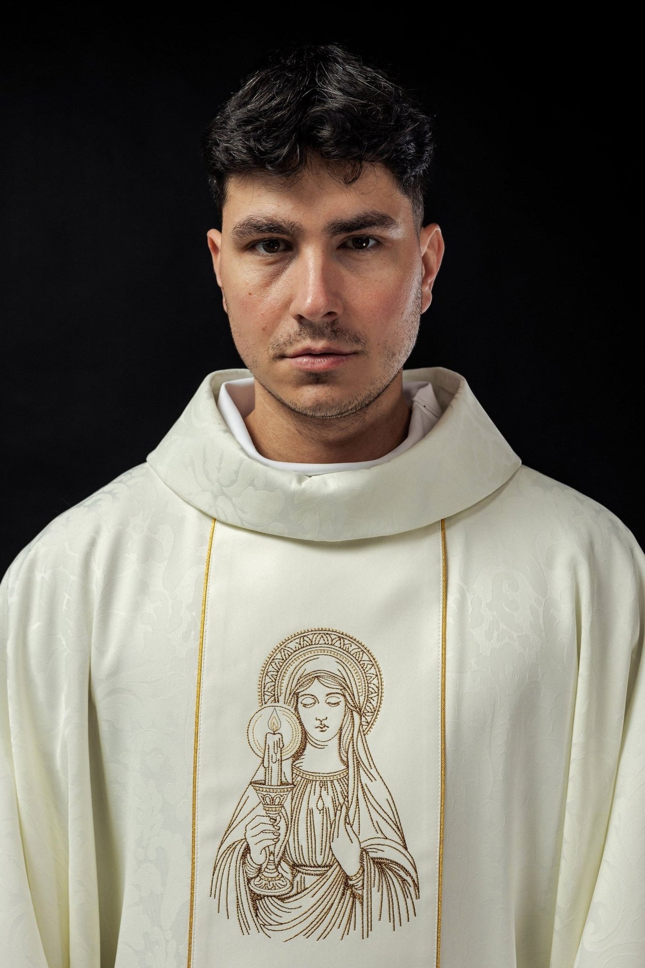 Gesticktes Messgewand mit dem Bild der Muttergottes vom Donnerkeil - MESSGEWANDER.DE