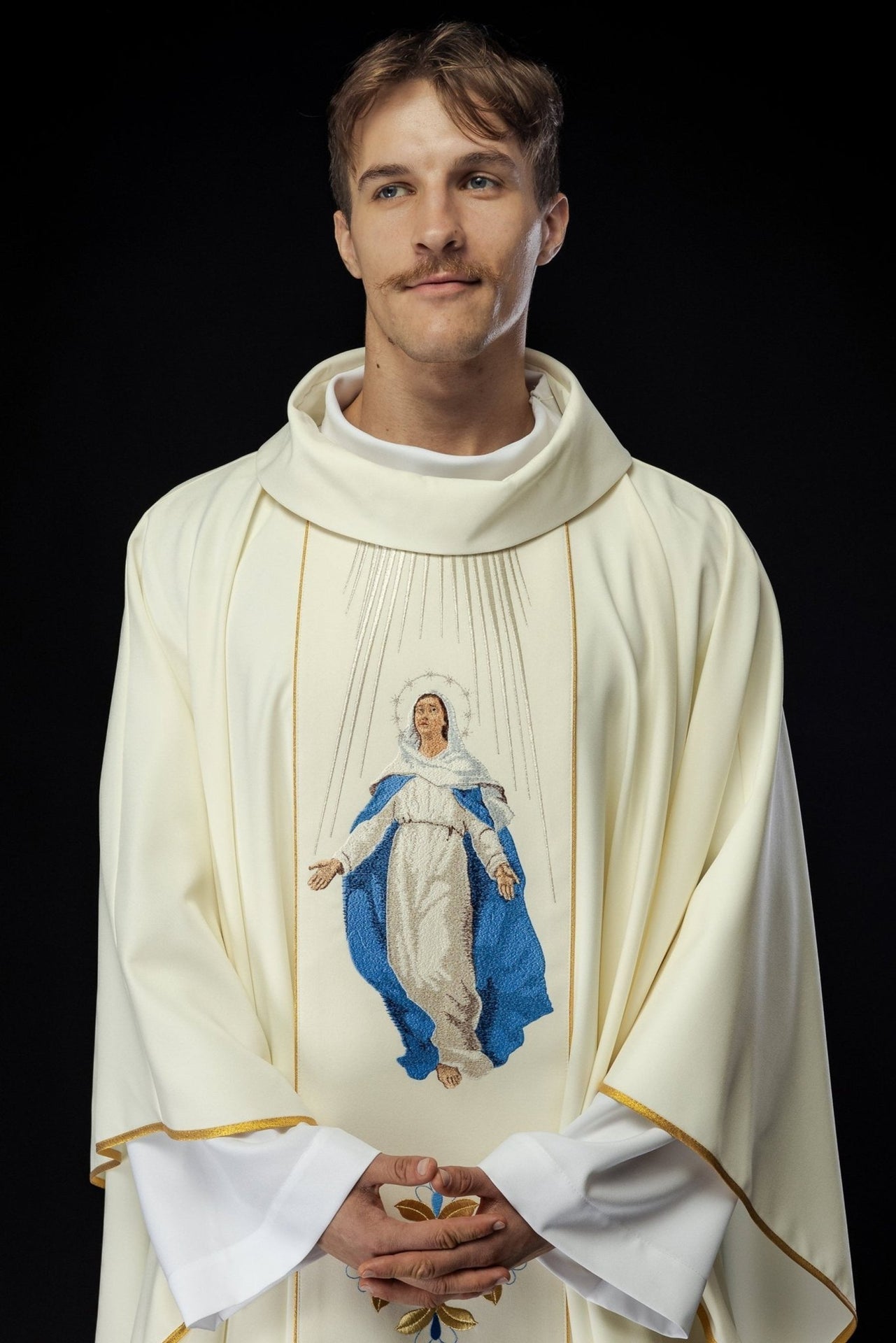 Gesticktes Messgewand mit dem Bild der Muttergottes von Mariä Himmelfahrt - MESSGEWANDER.DE