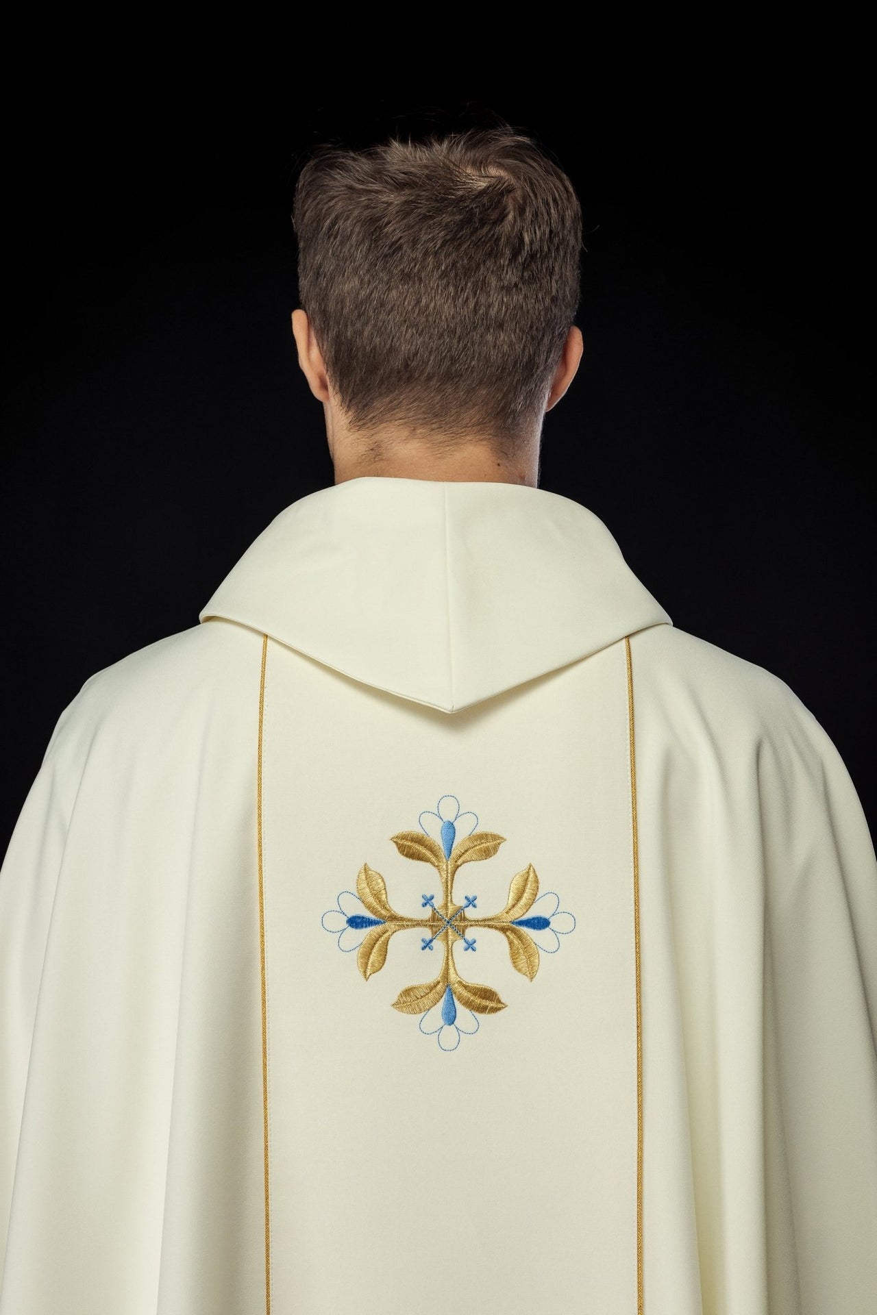 Gesticktes Messgewand mit dem Bild der Muttergottes von Mariä Himmelfahrt - MESSGEWANDER.DE