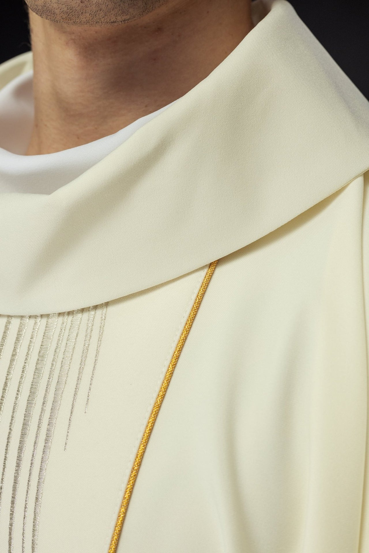 Gesticktes Messgewand mit dem Bild der Muttergottes von Mariä Himmelfahrt - MESSGEWANDER.DE