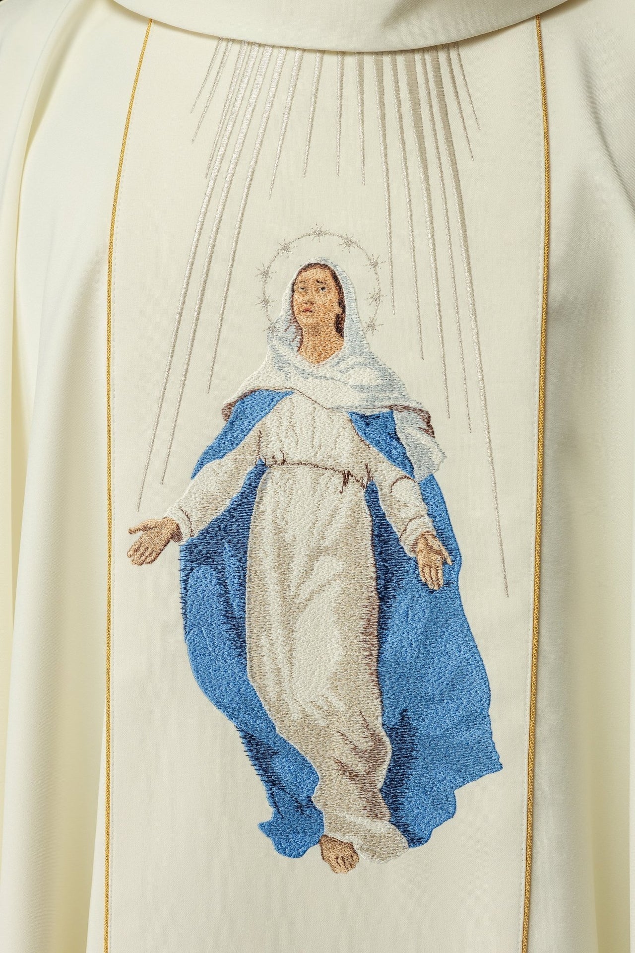 Gesticktes Messgewand mit dem Bild der Muttergottes von Mariä Himmelfahrt - MESSGEWANDER.DE